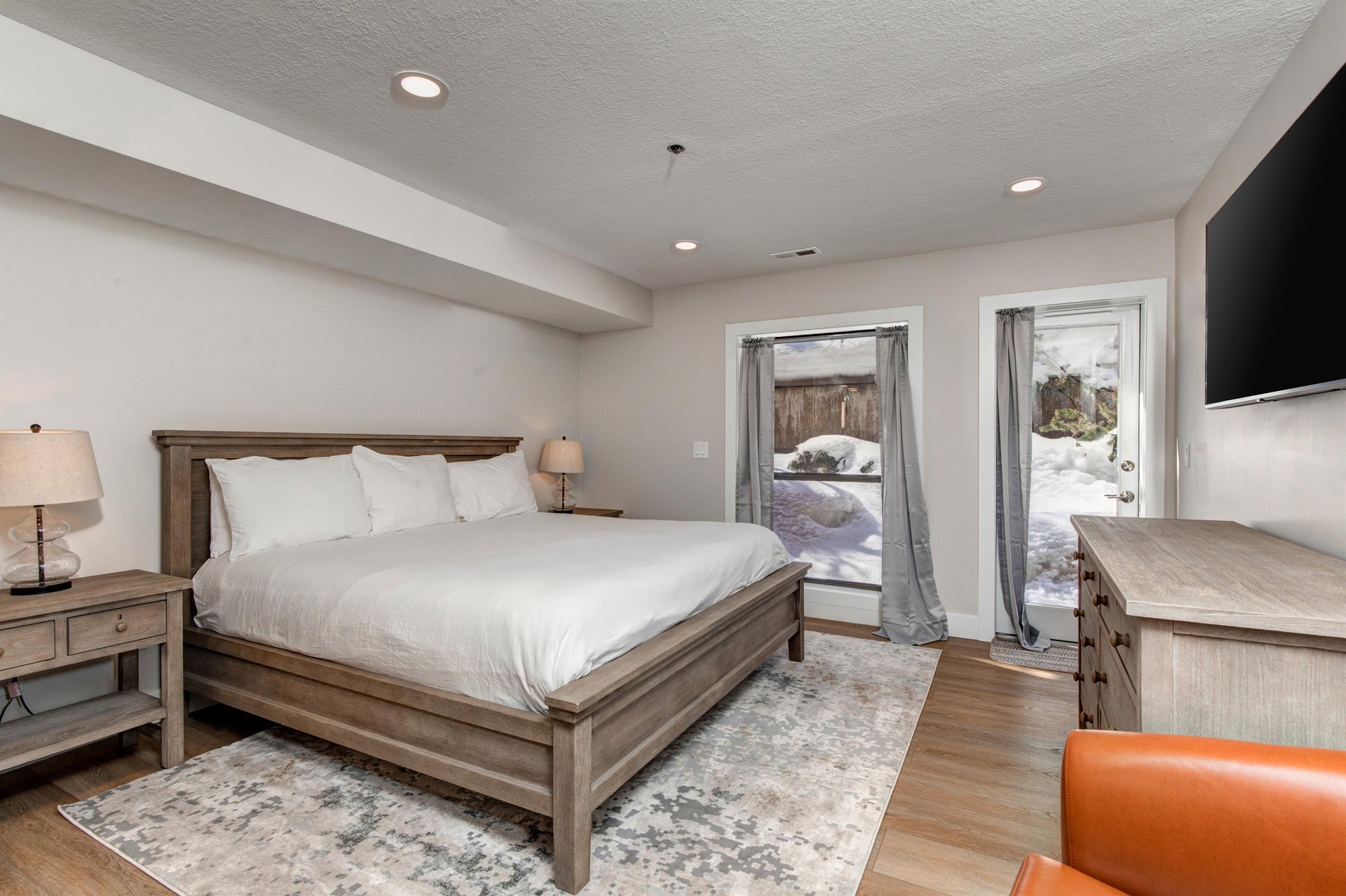 The main suite offers a king size bed and well appointed furniture.