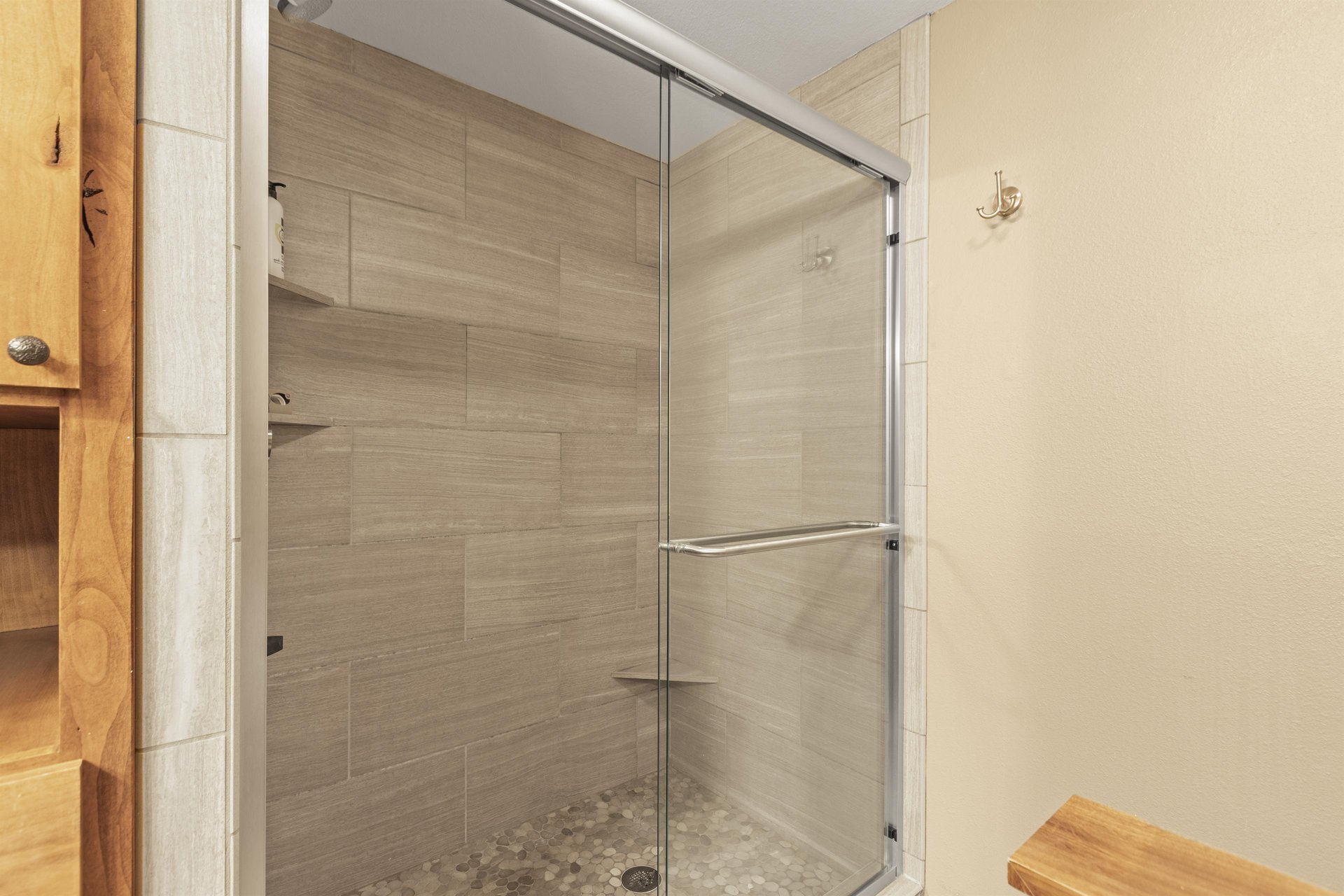 The walkin shower in the en suite bathroom.