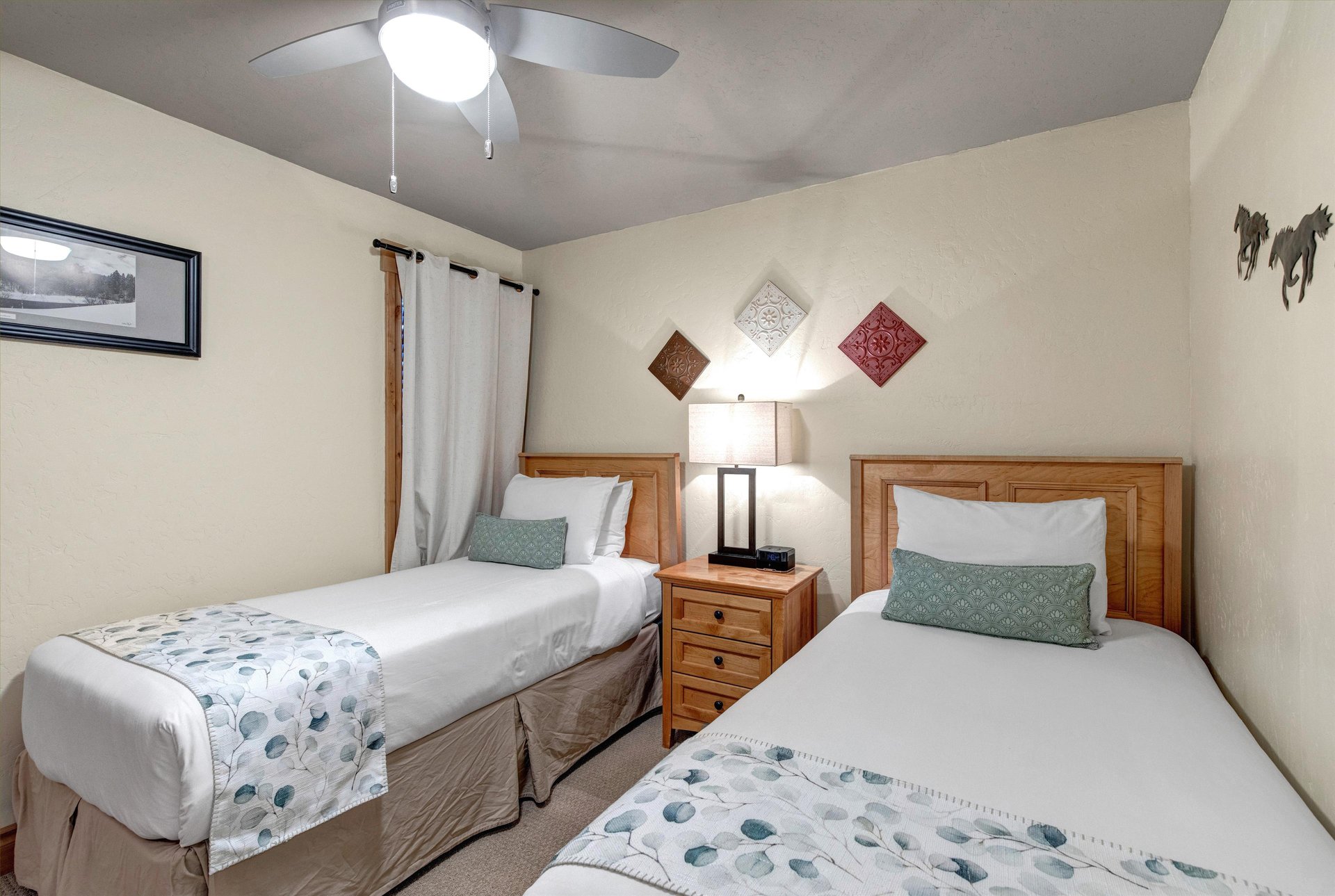 Second bedroom with 2 twin beds that can be made into a king with 24hours advance notice.