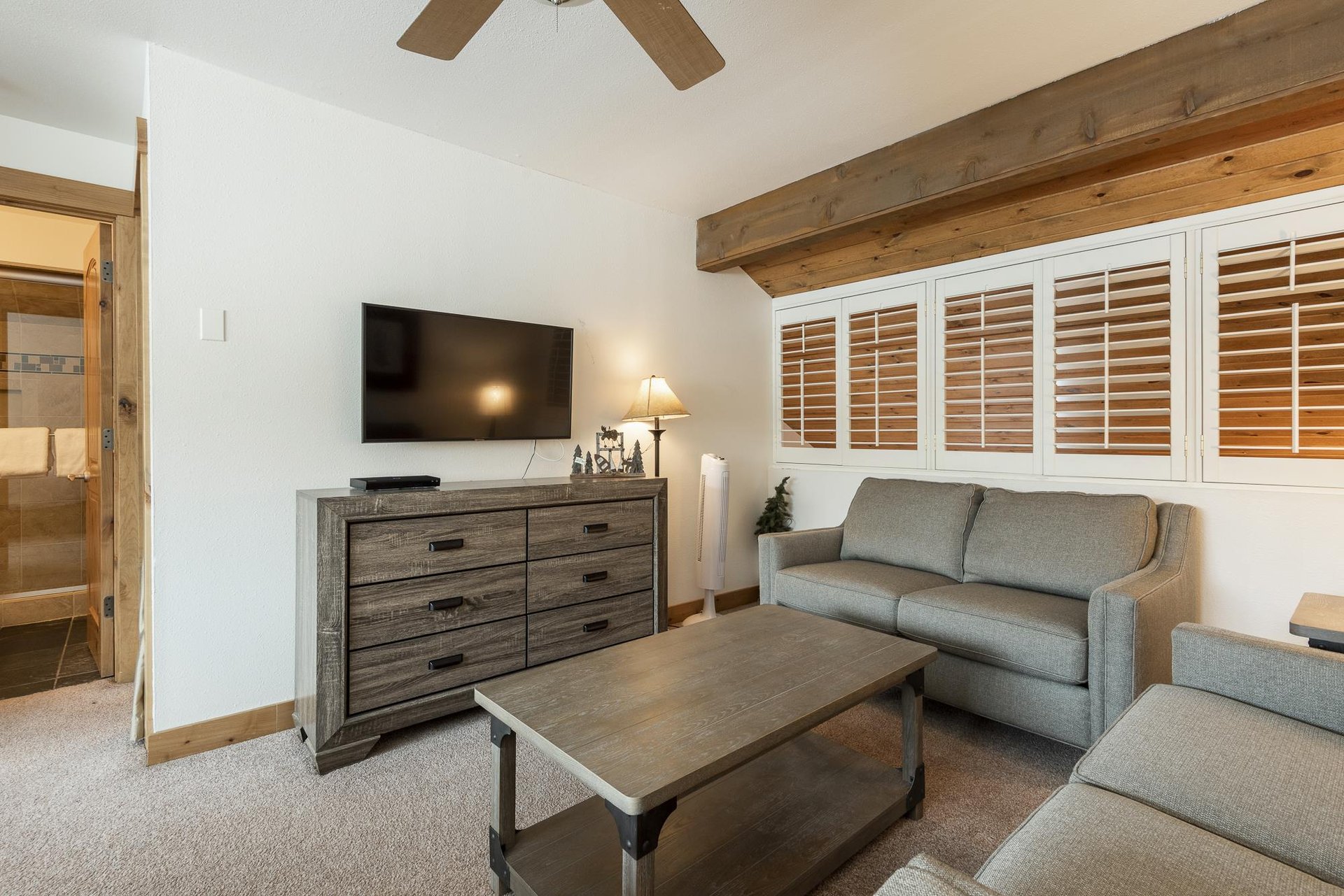 Second living area in the loft.