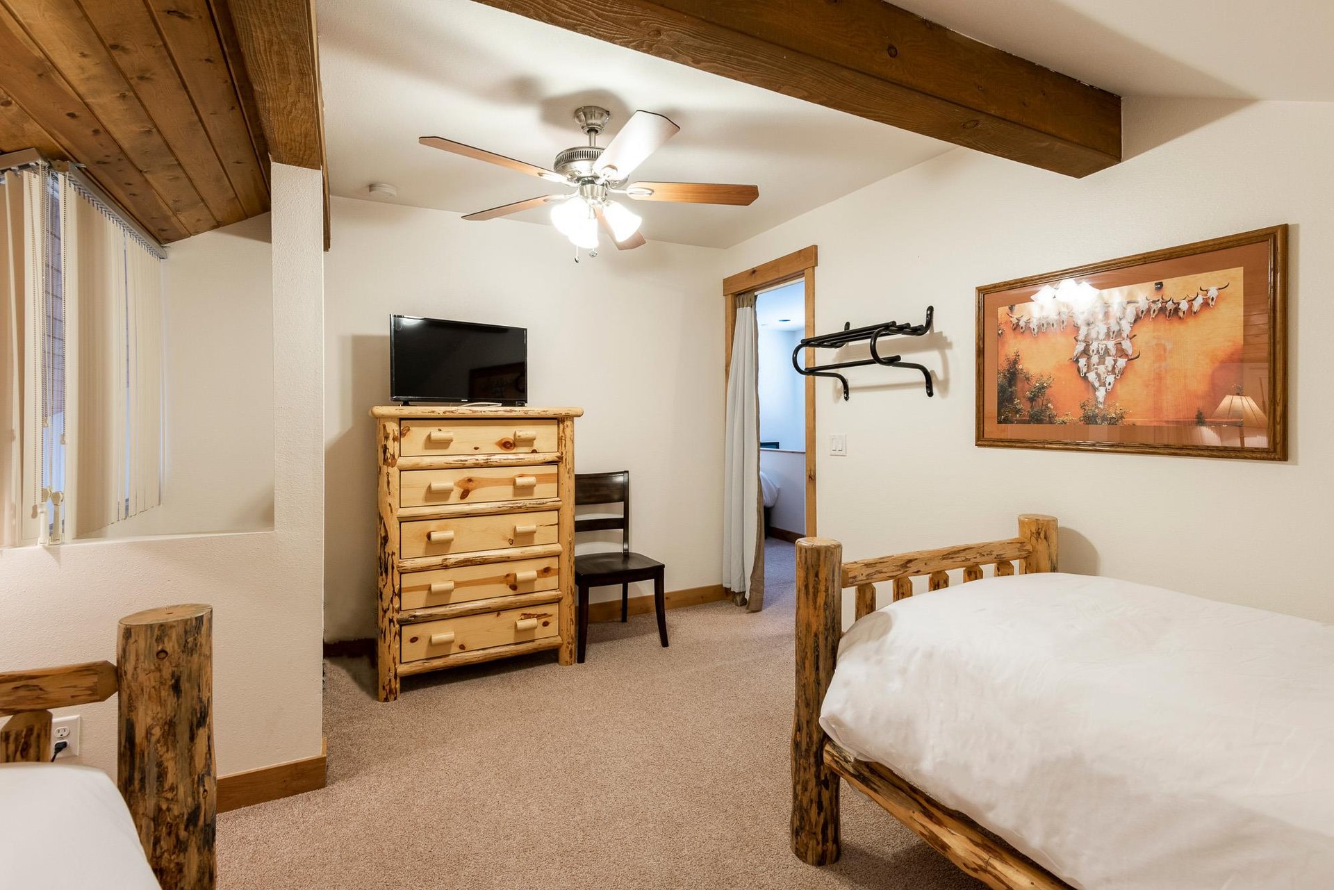 Second sleeping area in the loft with two twinsized beds.