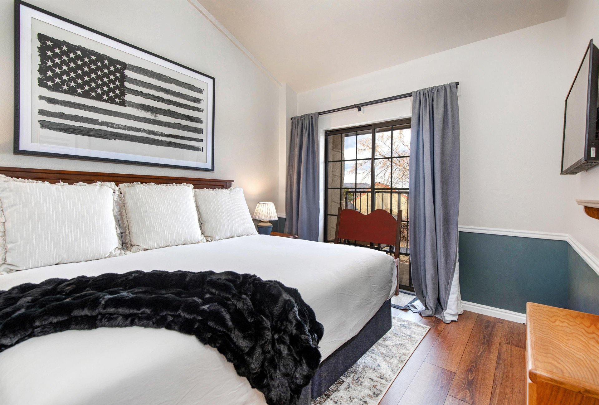 Rest peacefully in your cozy bedroom with a kingsize bed.