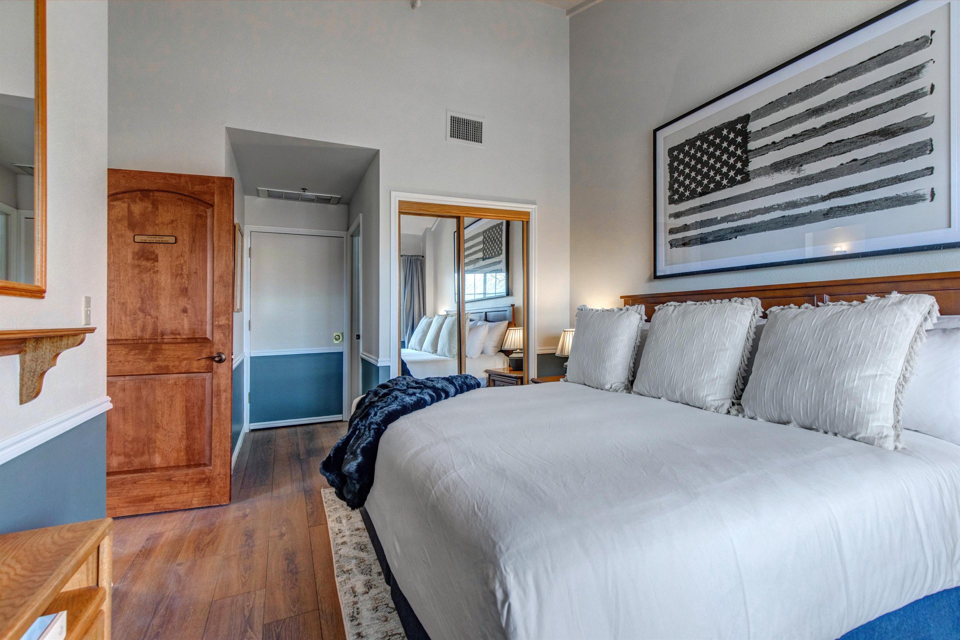 Drift off in this stylish bedroom on a kingsize bed.