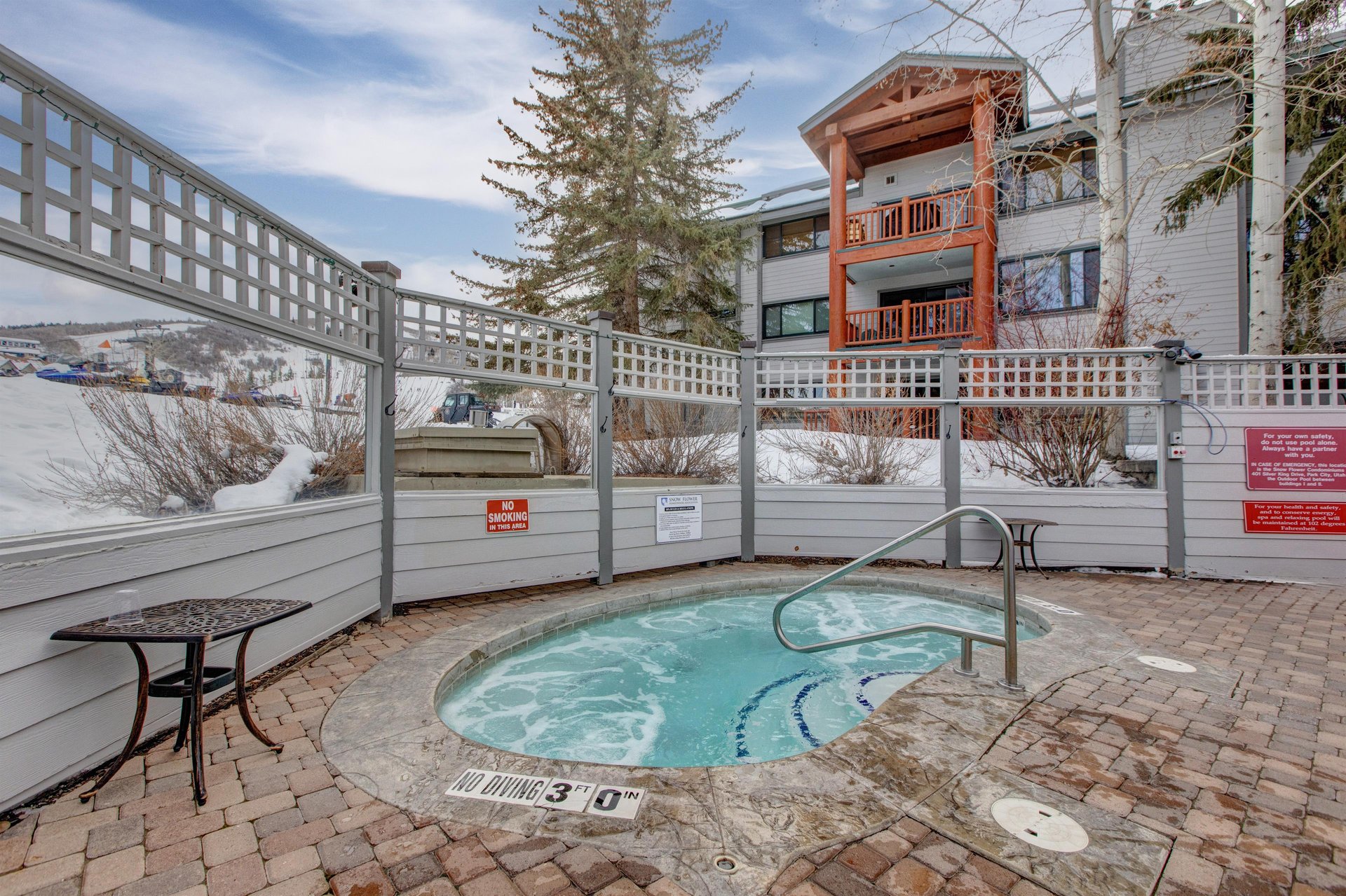 Snow Flower Condominiums offer an outdoor hot tub with mountain views.