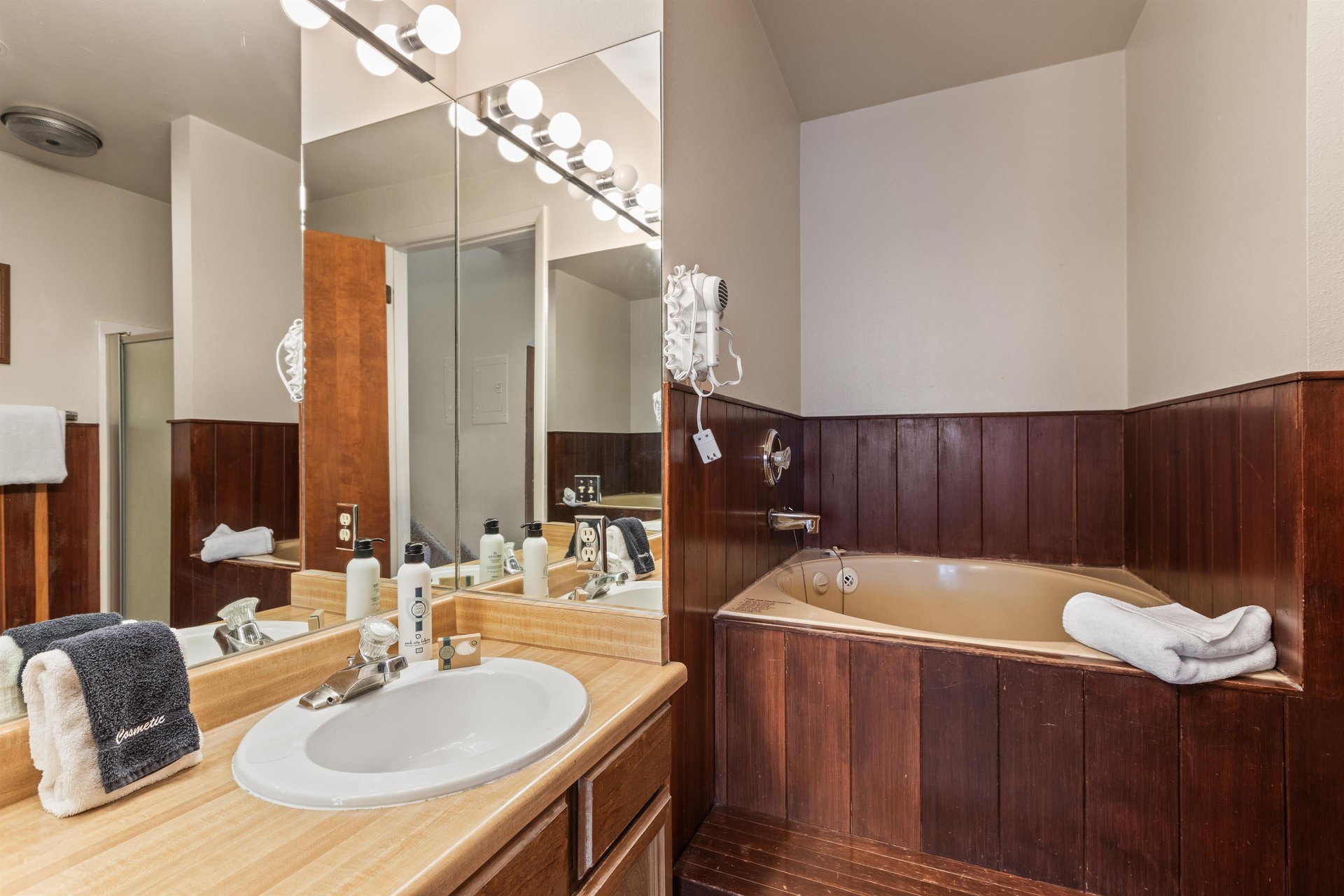 Premier Snow Flower Condominium 130s main suite bathroom with jetted tub.