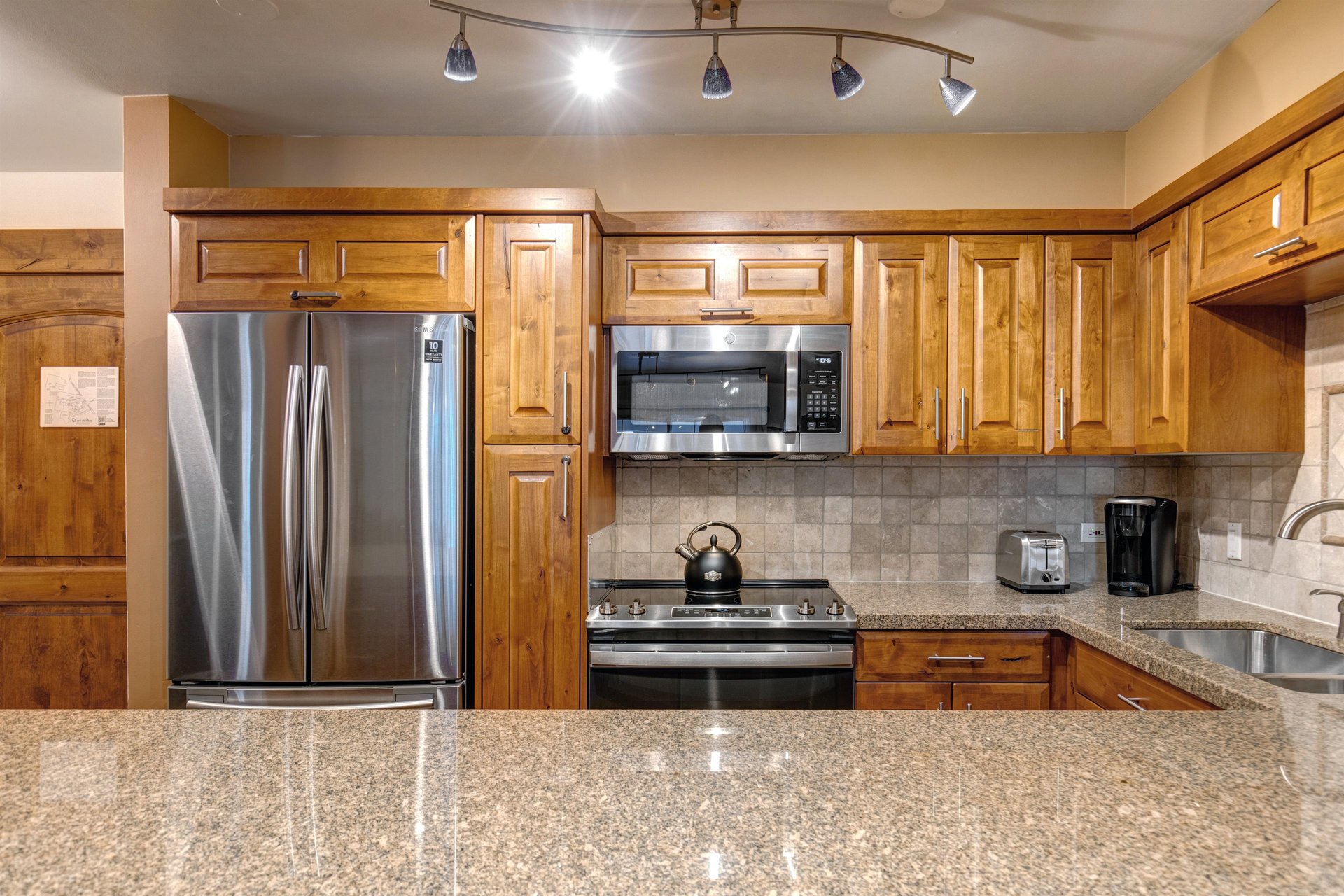 Resort Plaza 5024 has a spacious breakfast bar for easy meal prep.