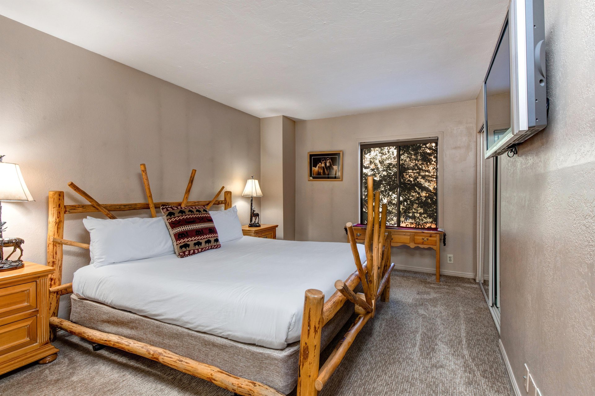 Park Station 120 has a main suite with a kingsize bed.