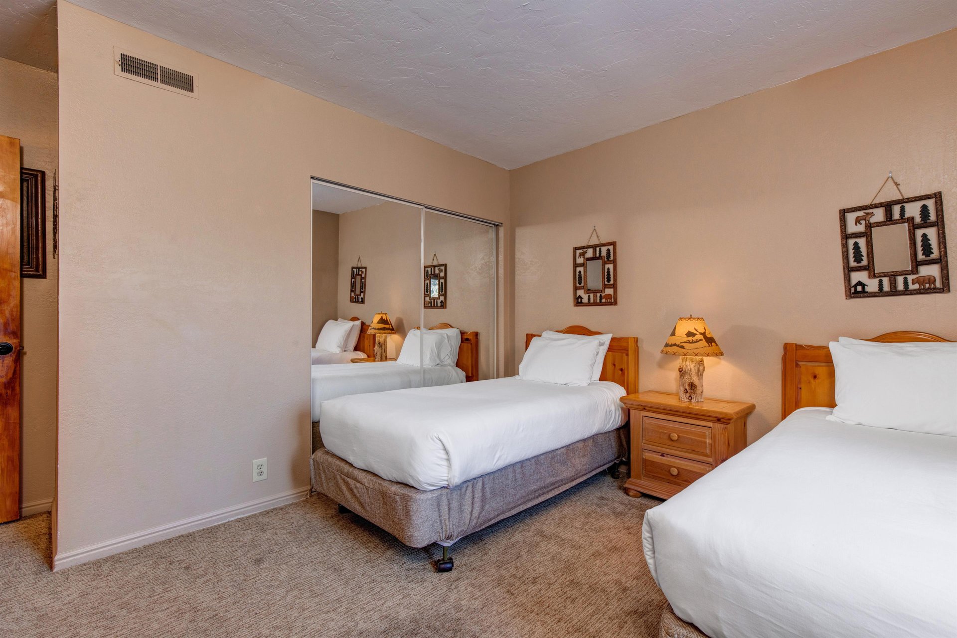 Park Station 120s second bedroom with two twin beds.