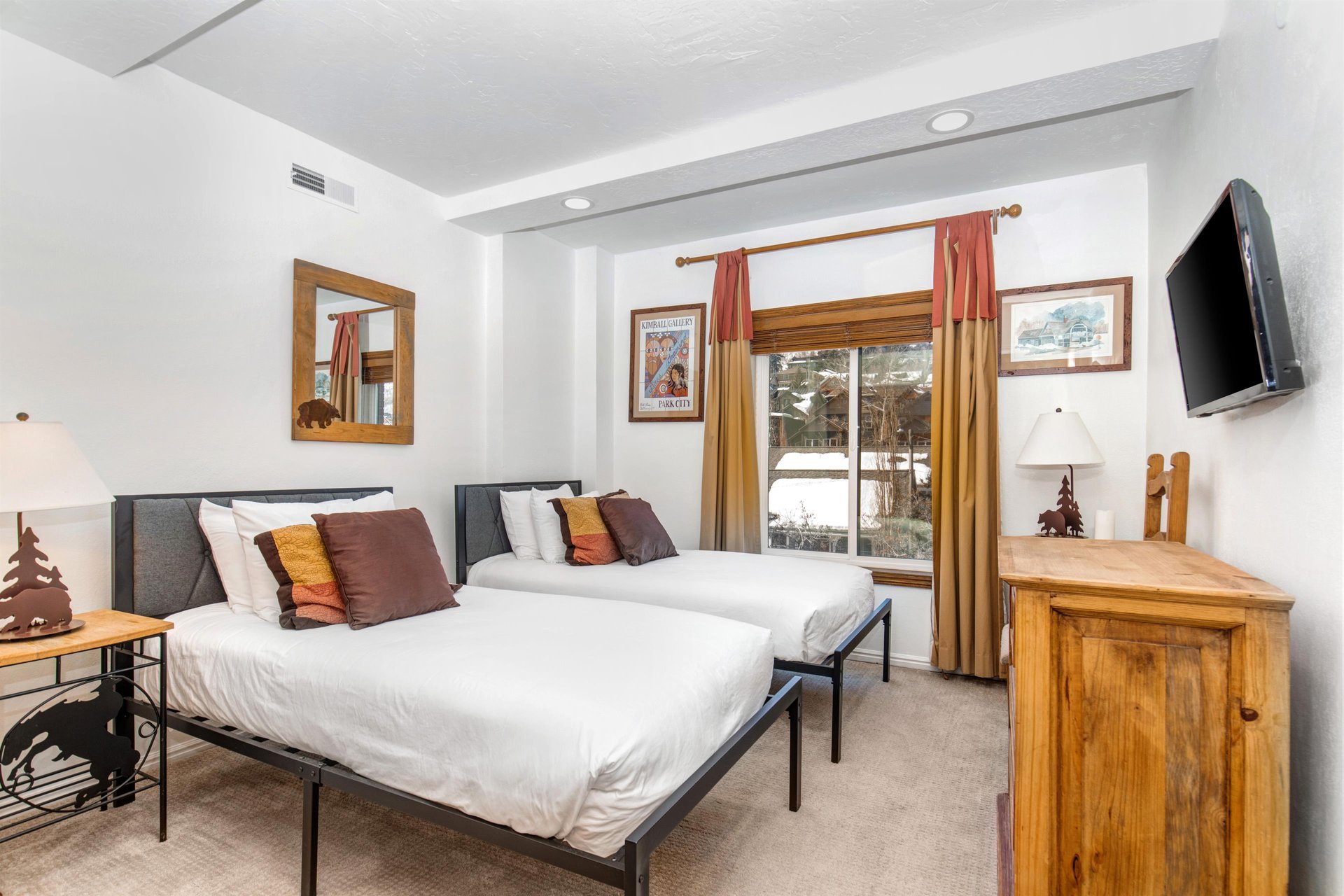 The second bedroom has two twin beds that can be converted into a kingsize bed with 24hour advance notice.
