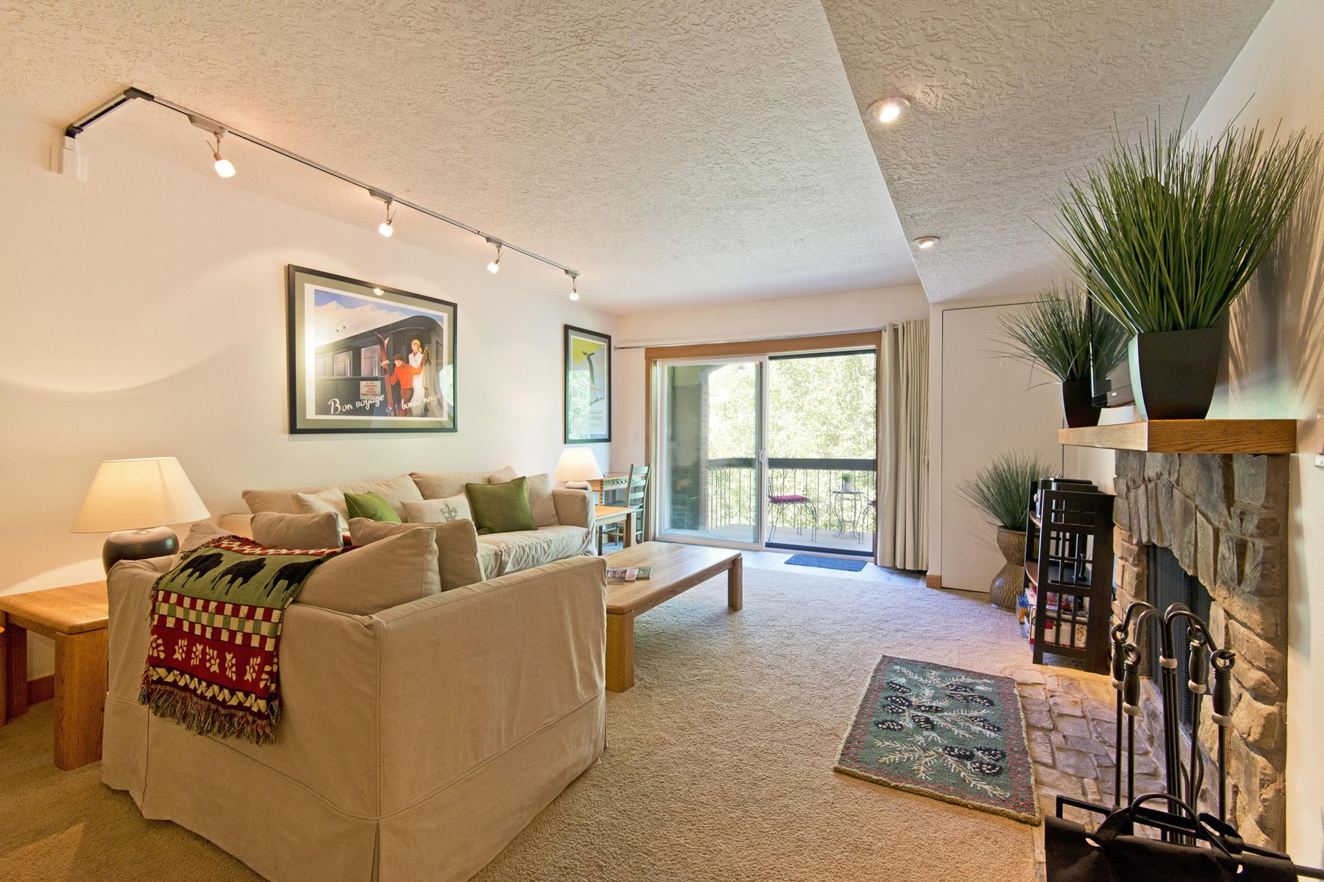 Park Station 147 has a comfortable living area with comfortable furnishings.