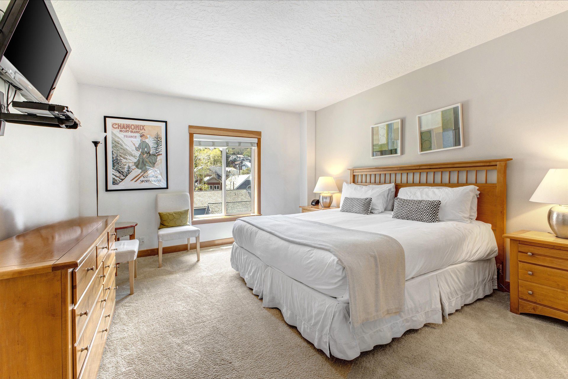The main suite has a kingsize bed with light wood furnishings to create a soothing retreat.