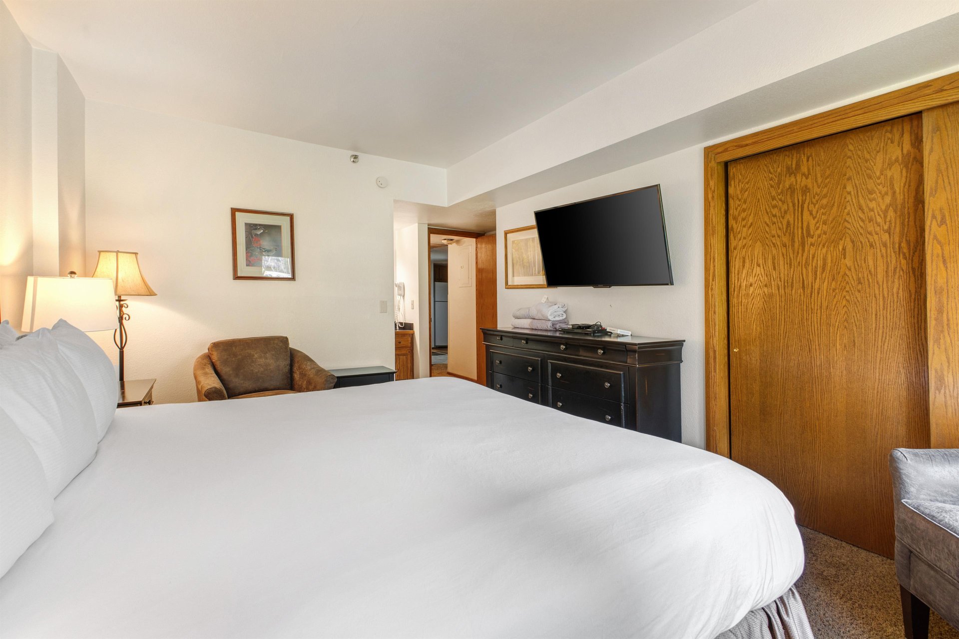 Park Station 218 offers a main suite with a kingsize bed and flat screen TV.