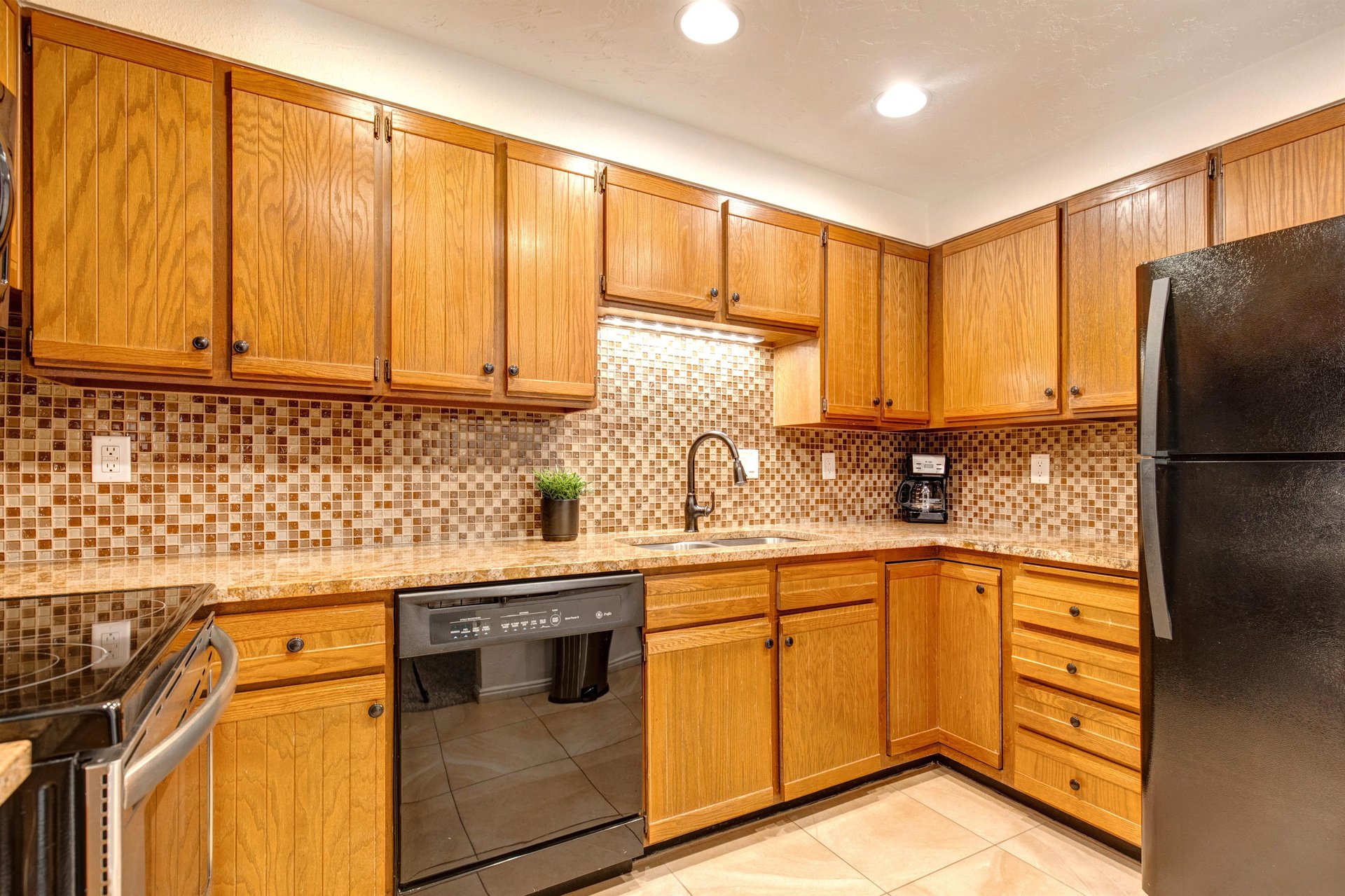 Park Station 124 has a well equipped kitchen with granite countertops and wood cabinets.