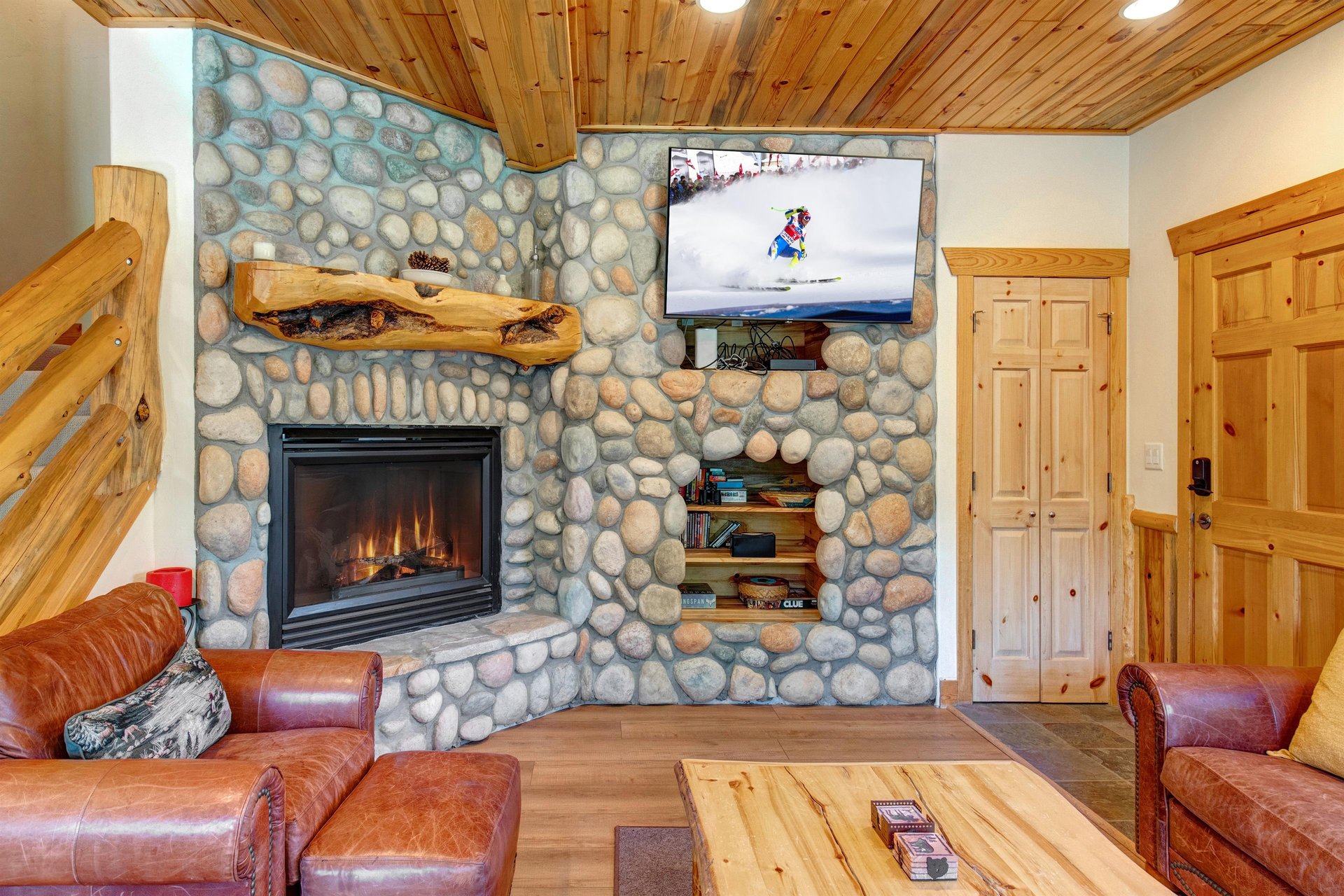 Timber Wolf Lodge 7C has a cozy living room with gas burning fireplace and flat screen TV.