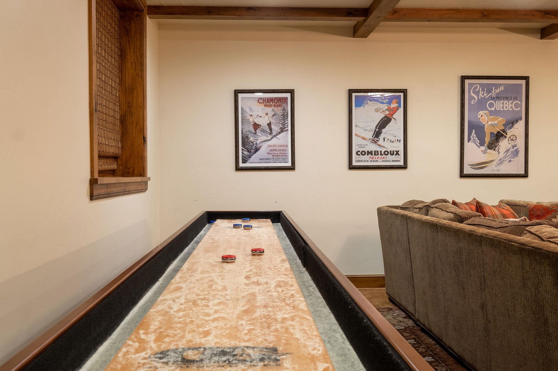 Shuffleboard table in game roomden