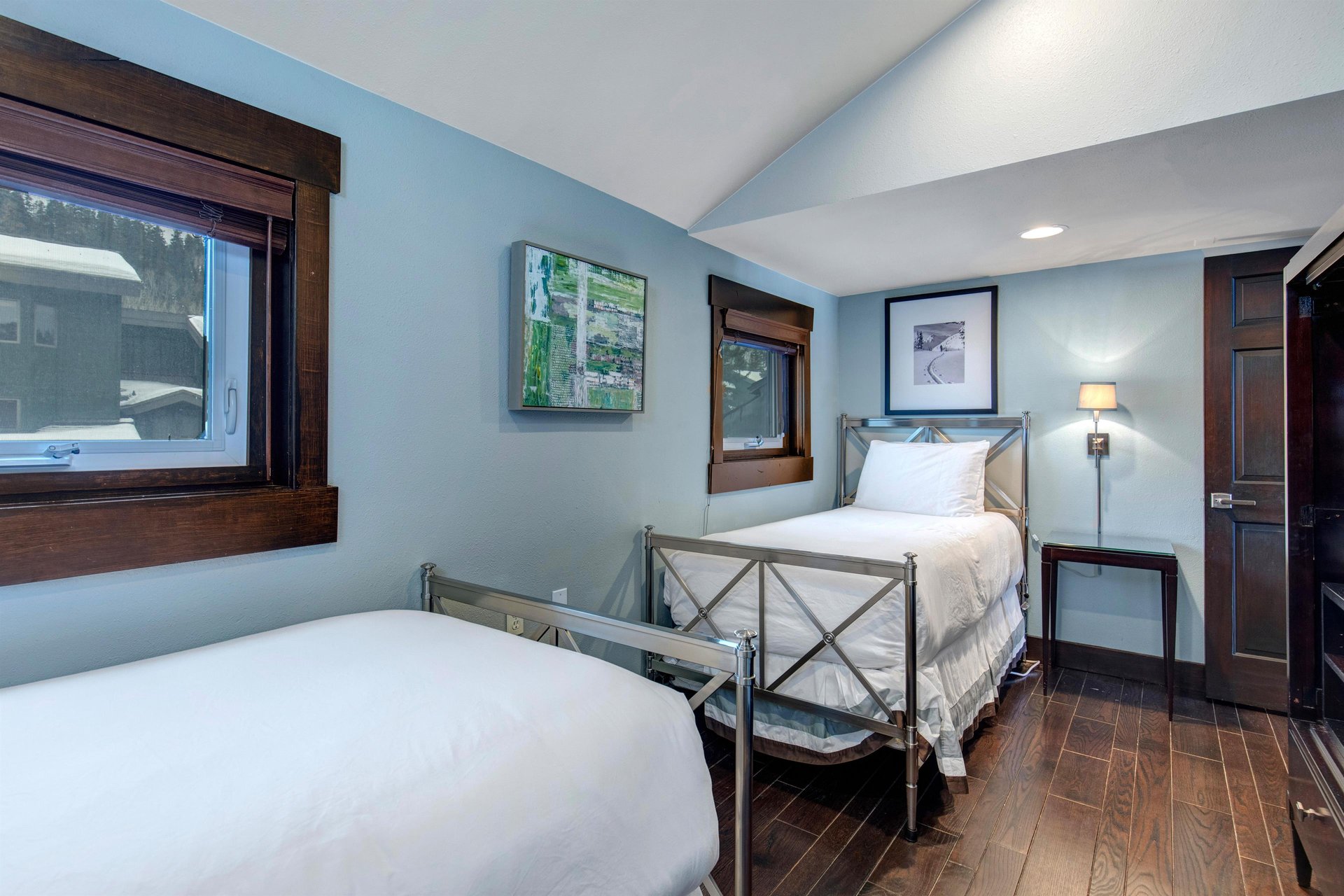 The bedroom with two twin beds.