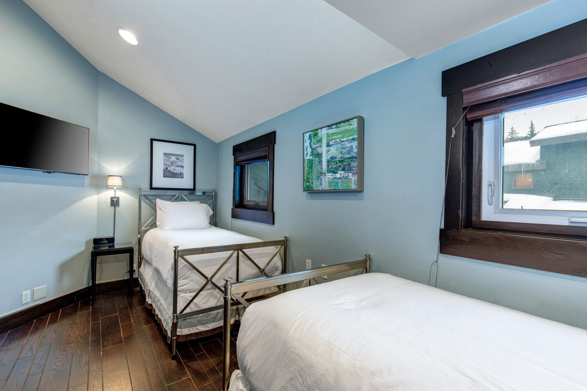 The bedroom with two twin beds.
