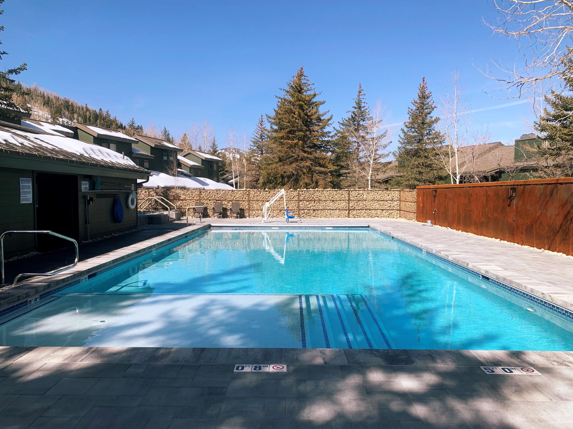 The Lakeside Condos pool