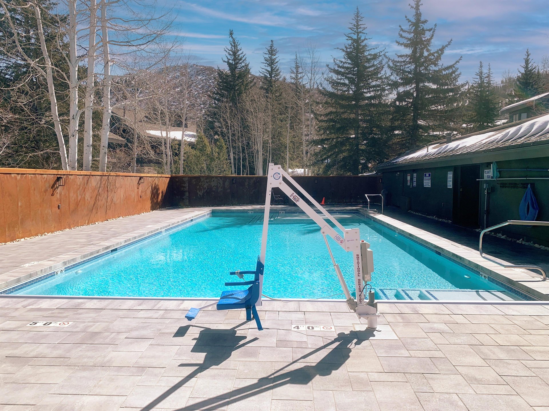 The Lakeside Condos pool with a accessible lift