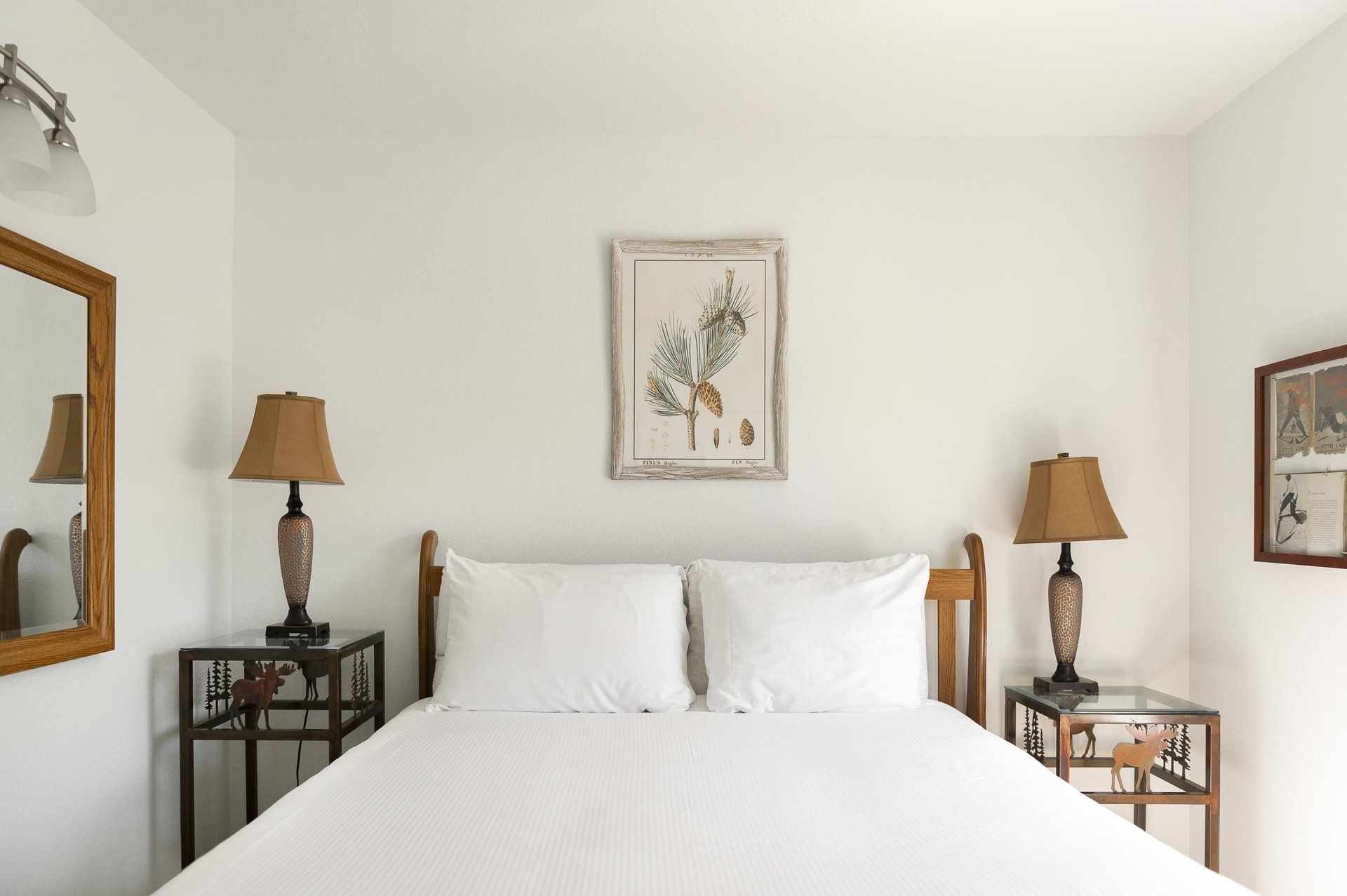 Queen bed in the main bedroom, luxury white linens and white duvet
