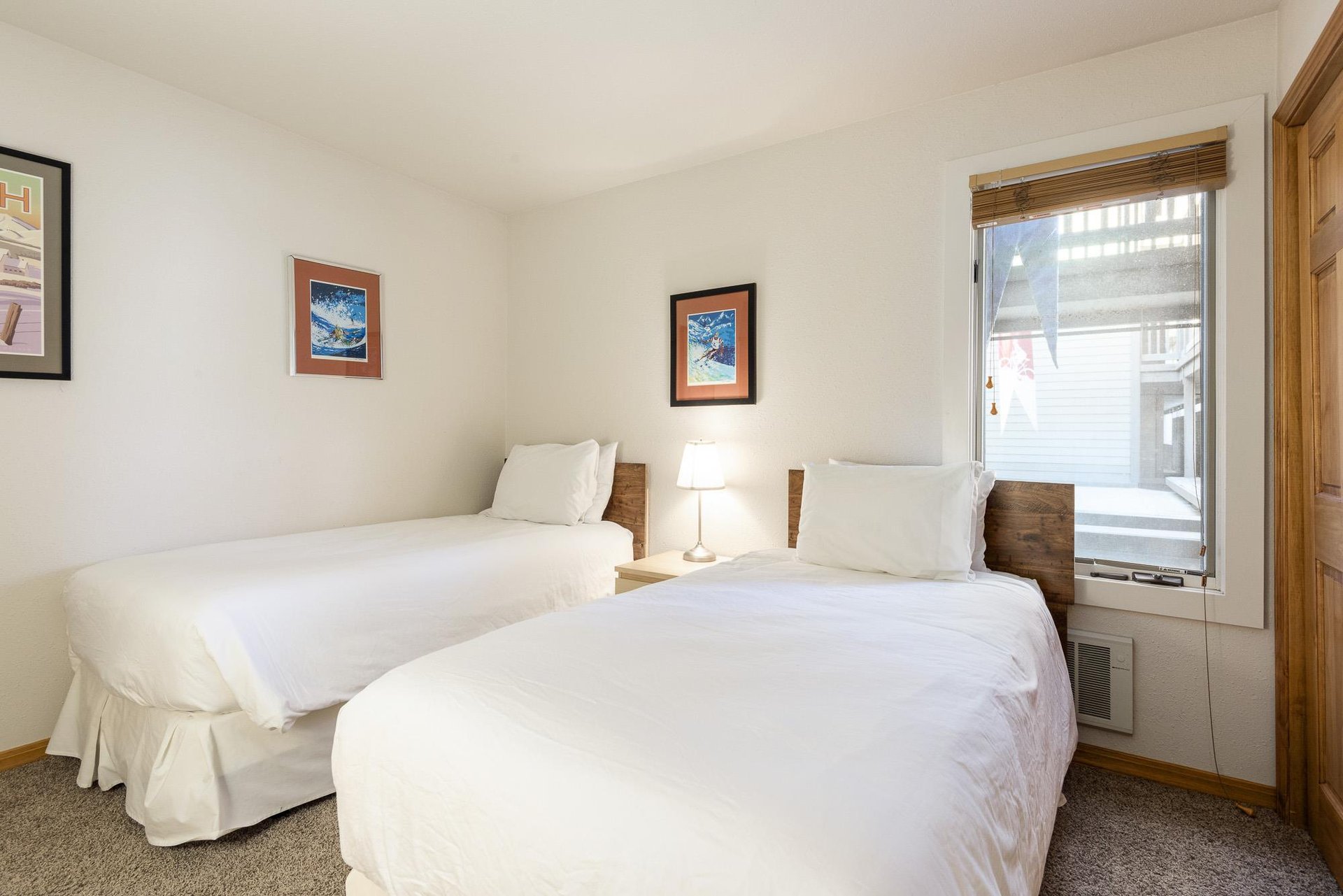 Guest bedroom with 2 twin beds