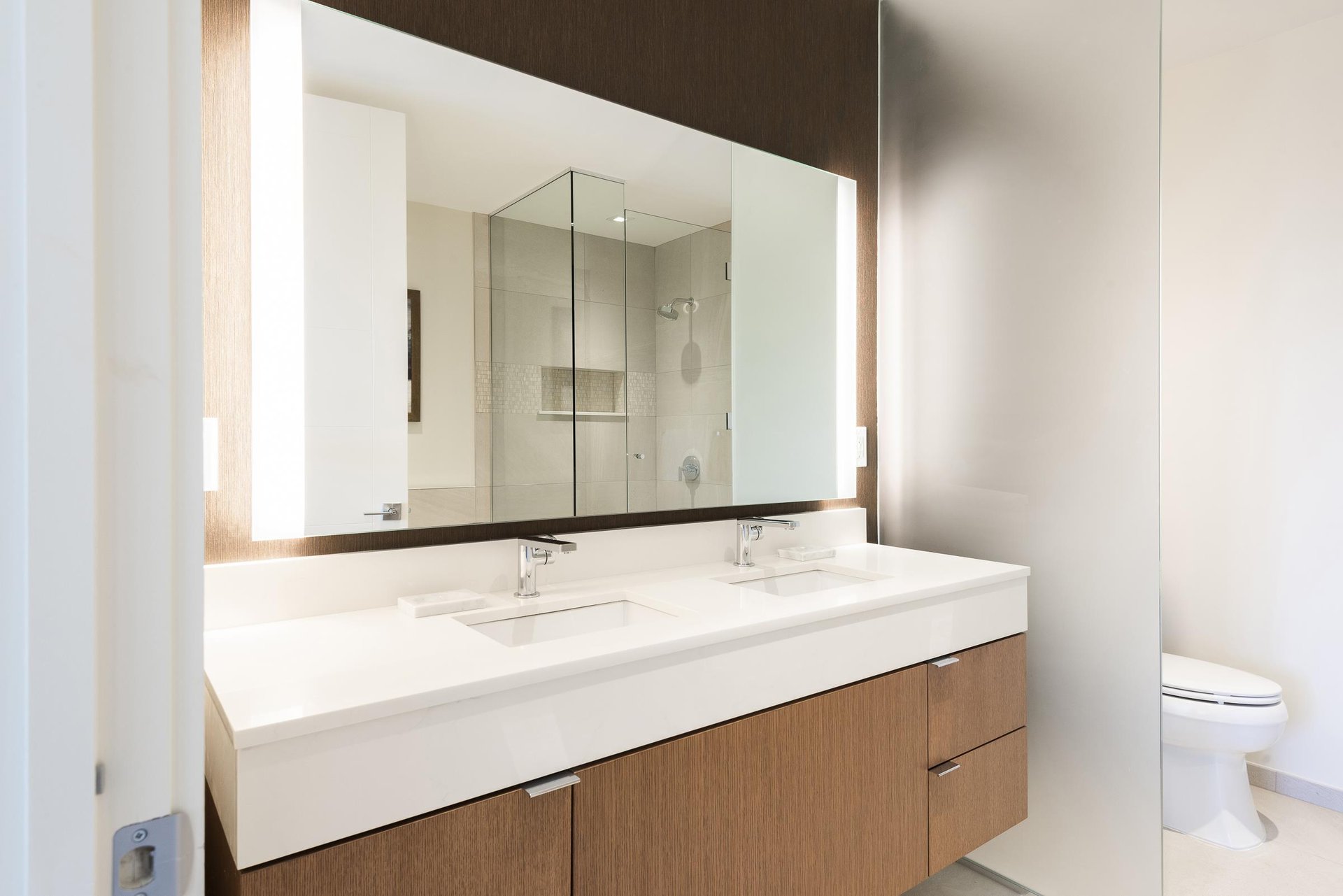 Main bathroom with double vanity, white quartz countertops.