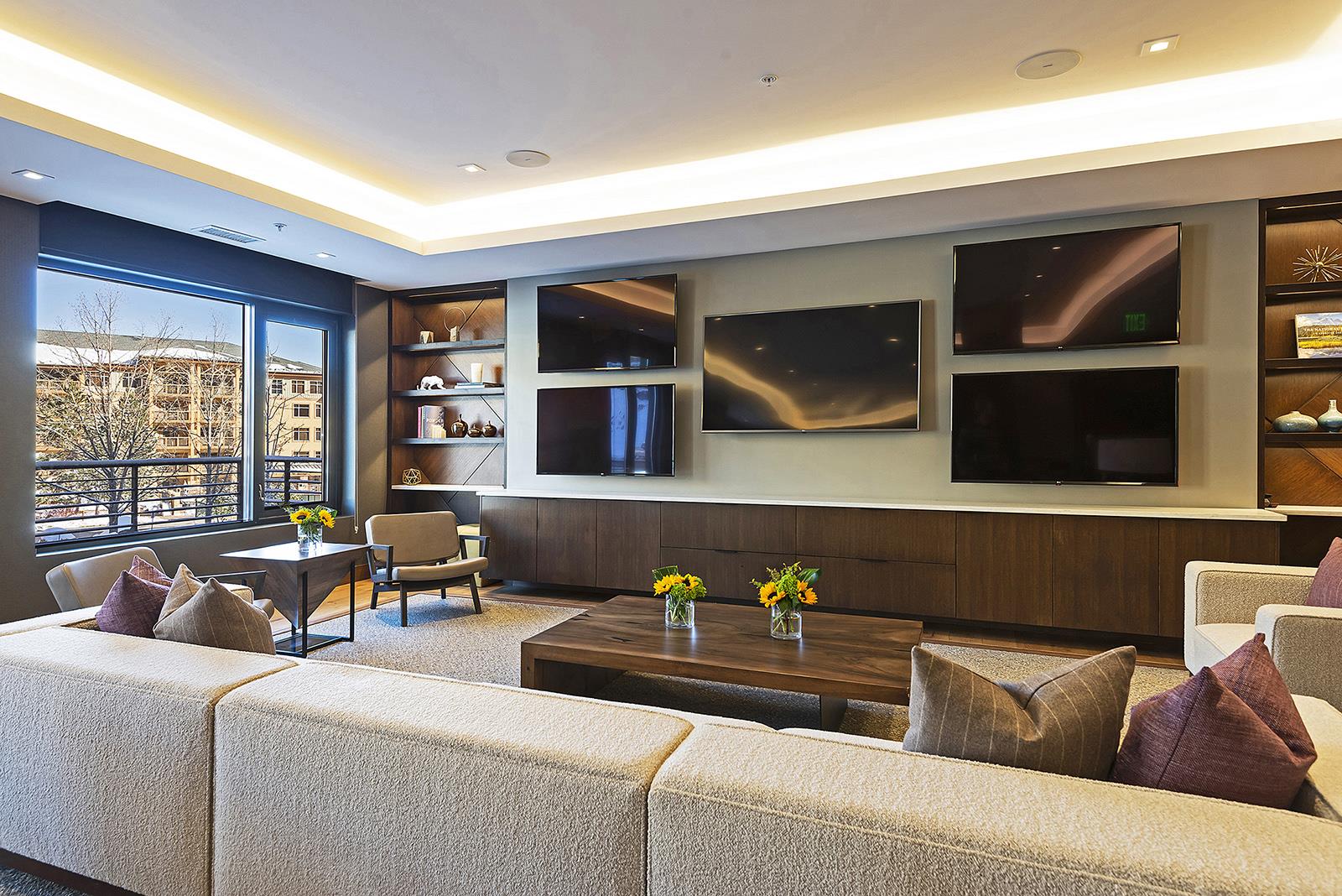 Lift club room with 5 wall mounted flat screen TVs