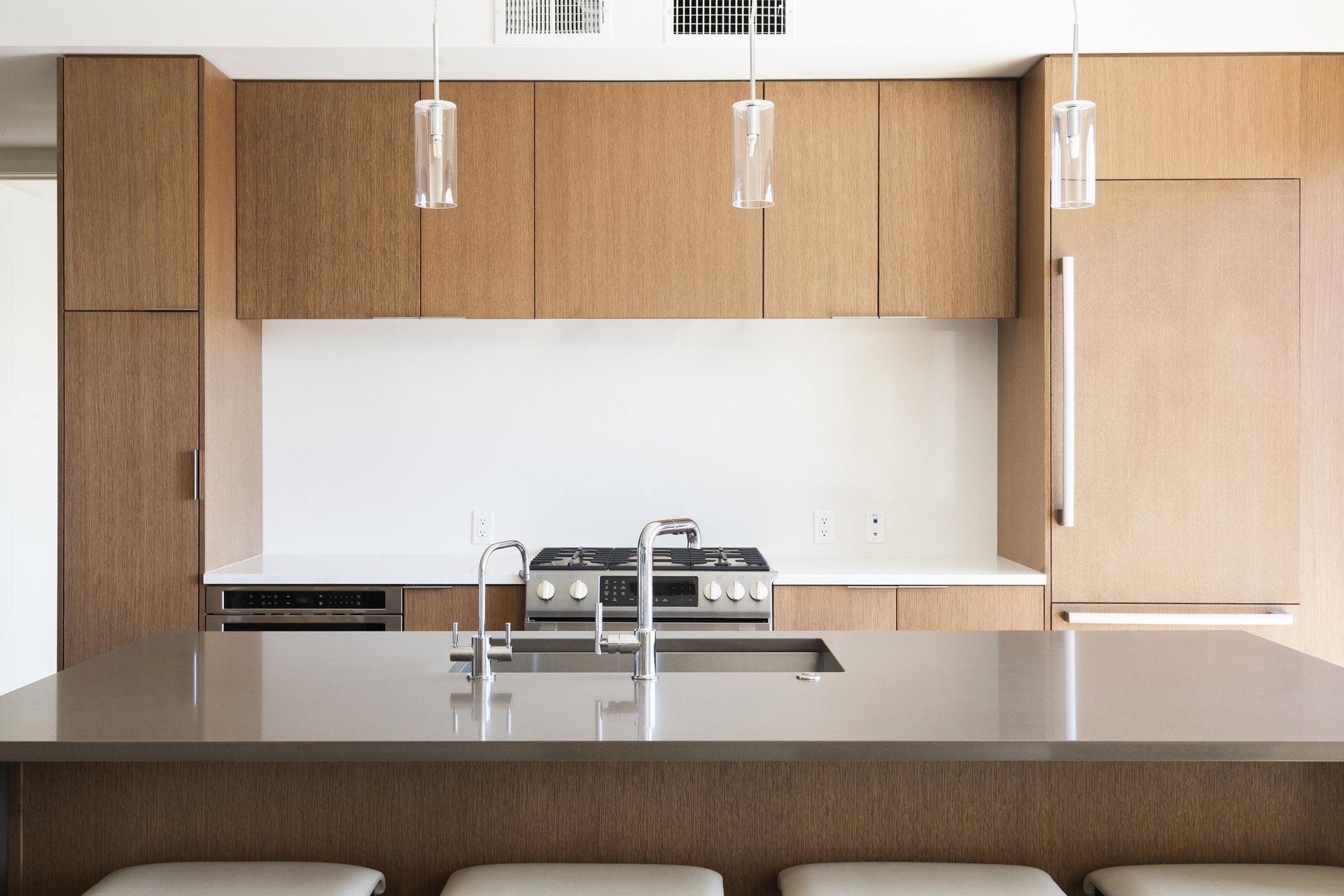 Fully equipped modern kitchen, dune quartz countertops, wooden cabinetry, gas range, high end appliances.