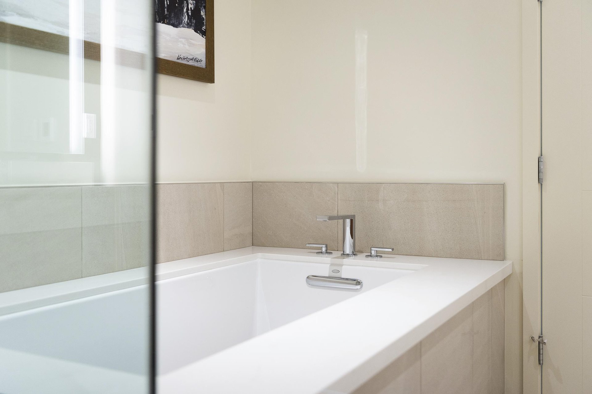 Deep soaking tub in Lift 406 main bathroom.