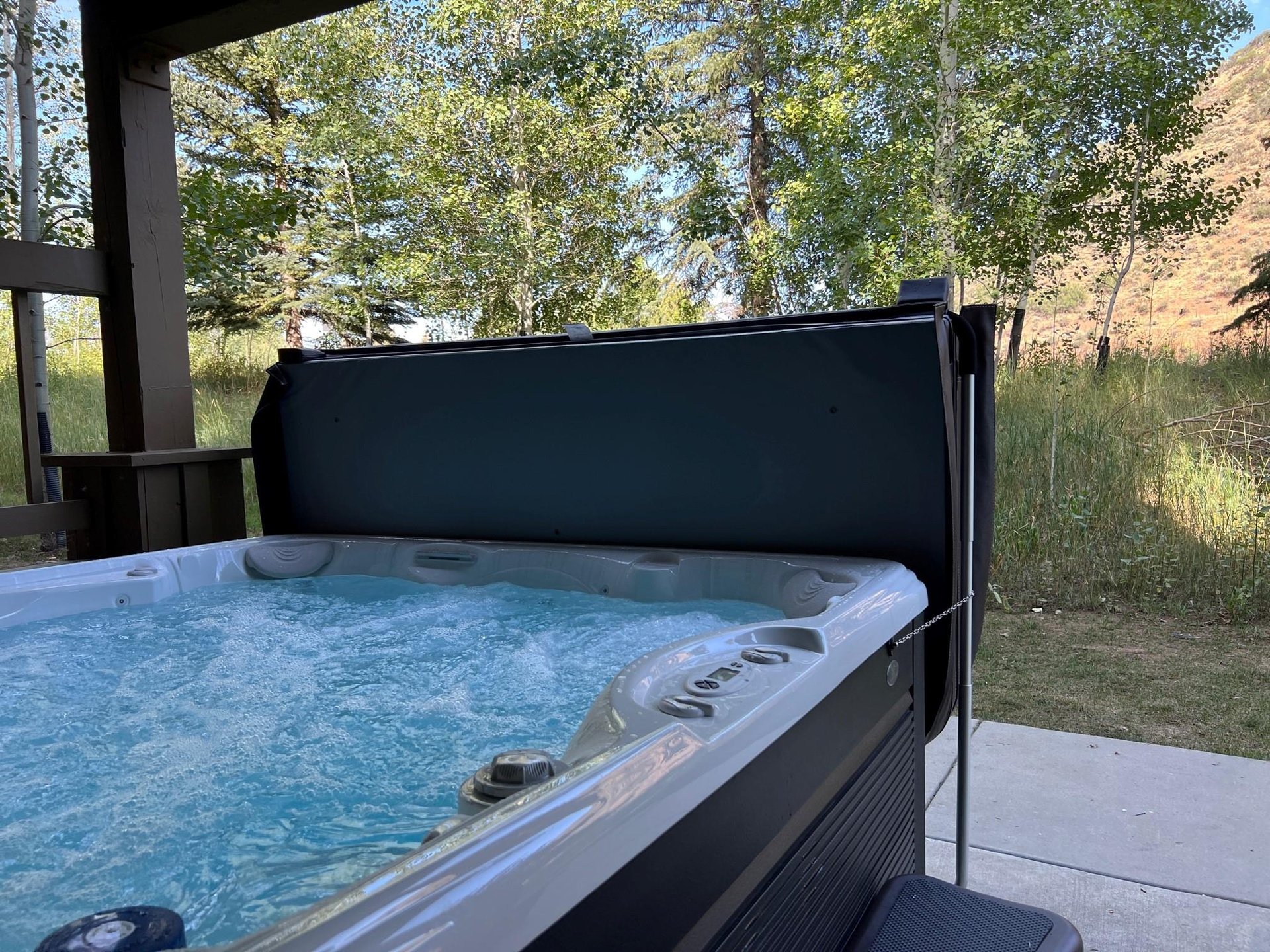 Spacious private jetted hot tub overlooking aspens.