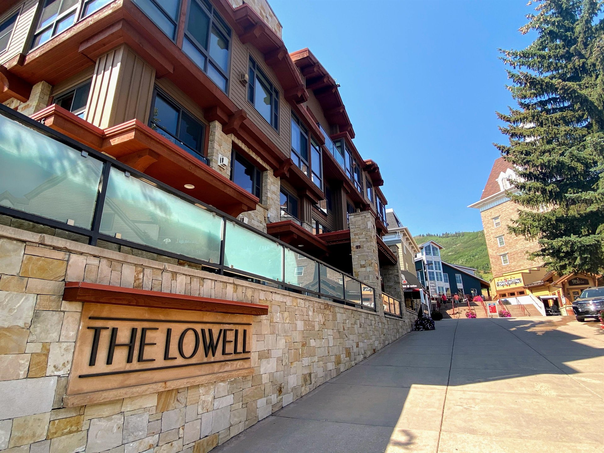 Private skiinskiout condo at Lowell Condominiums in the base area of Park City Mountain Resort.