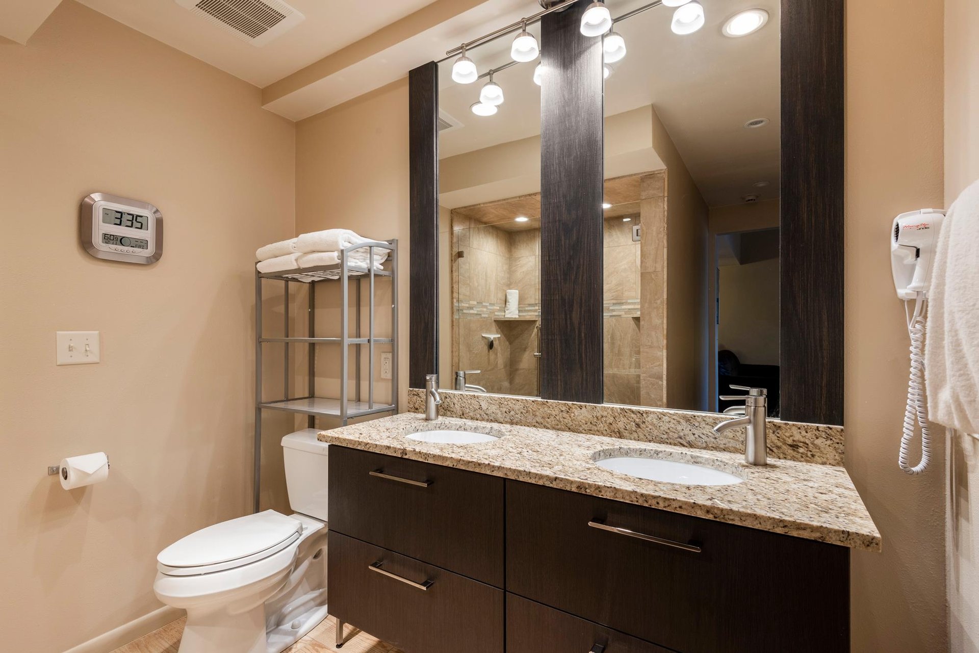 Ensuite main bathroom