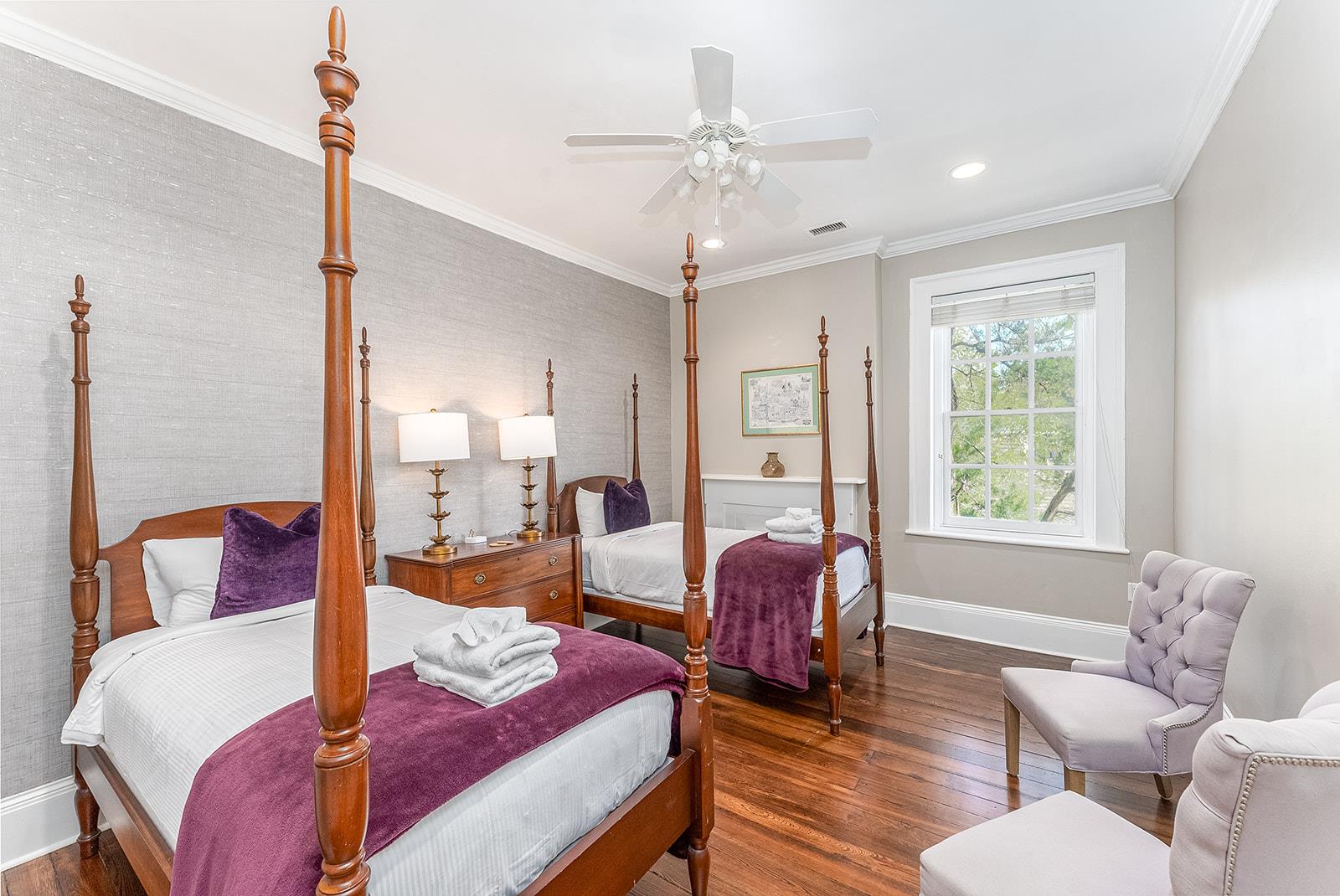 13593
