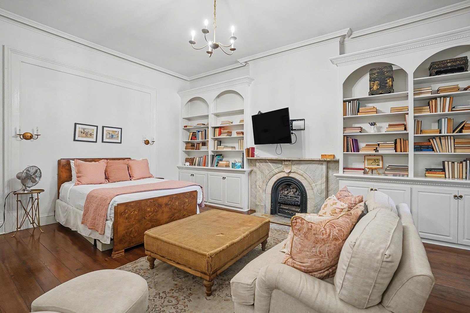 Bedroom 1  Queen Bed  Ensuite  Main House  2nd Floor