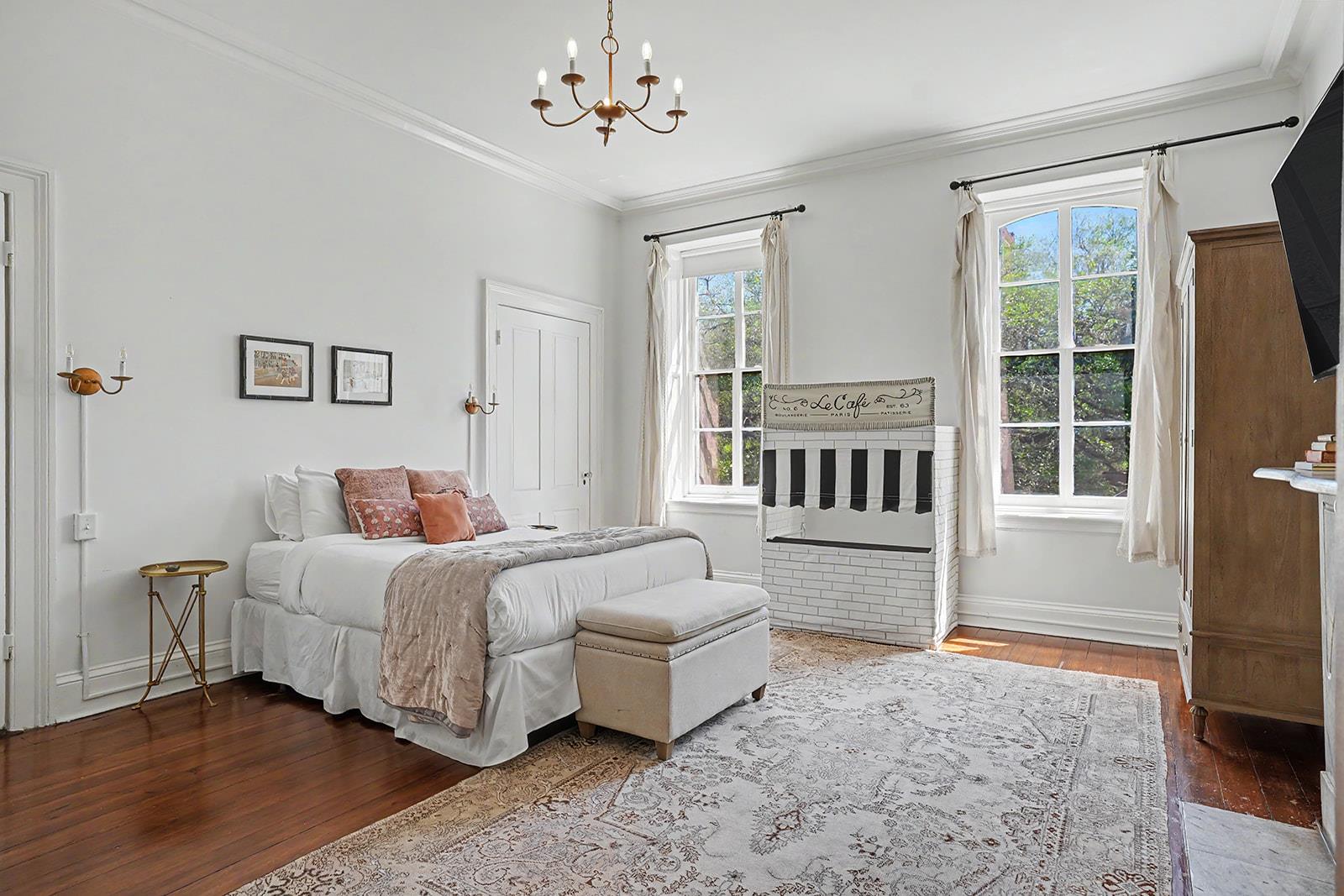 Bedroom 3  Queen Bed  Ensuite  Main House  2nd Floor