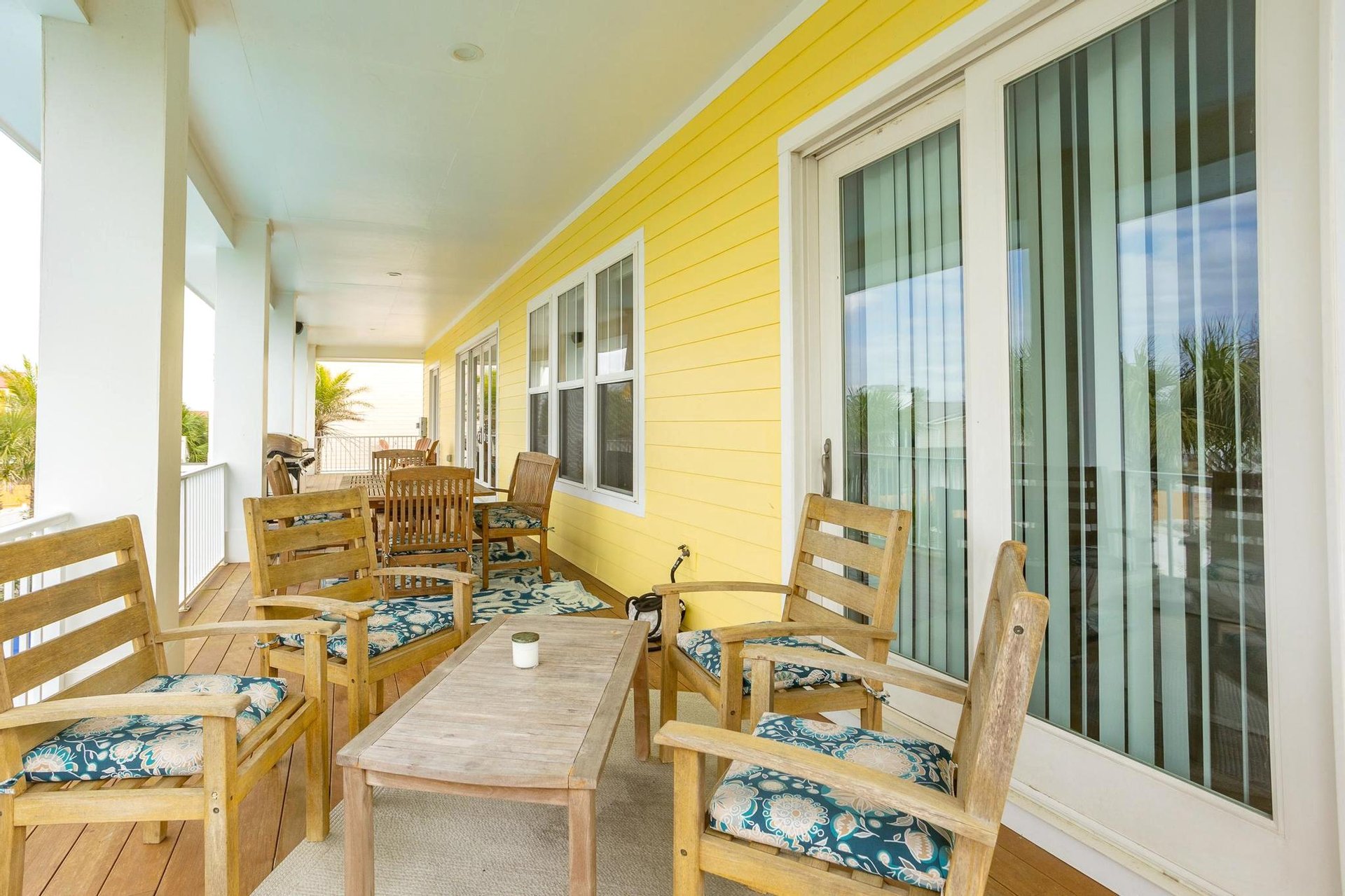 Ariola 1405  The Big Yellow Beach House 36