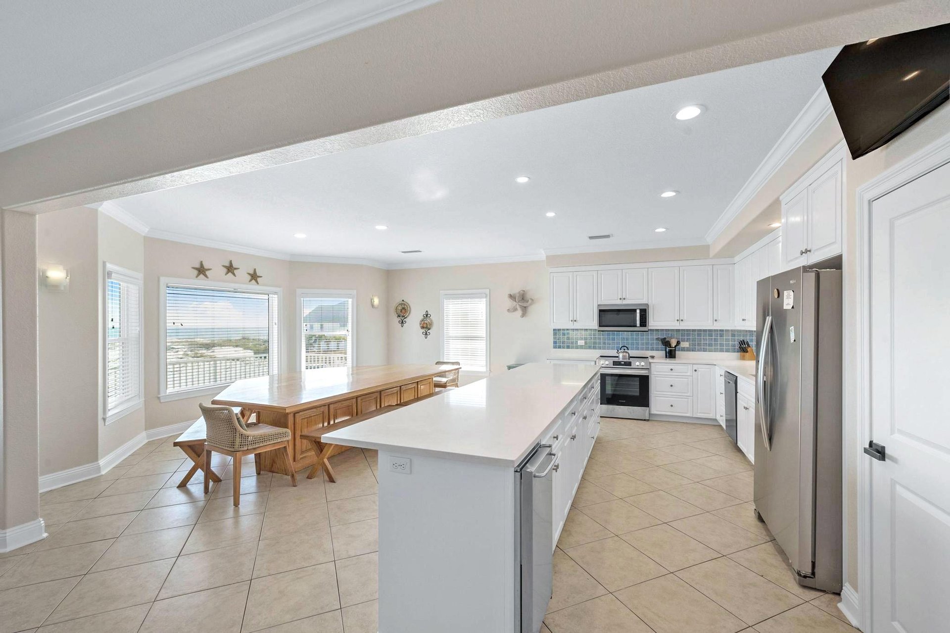 Ariola 1311  The Dolphin House 5