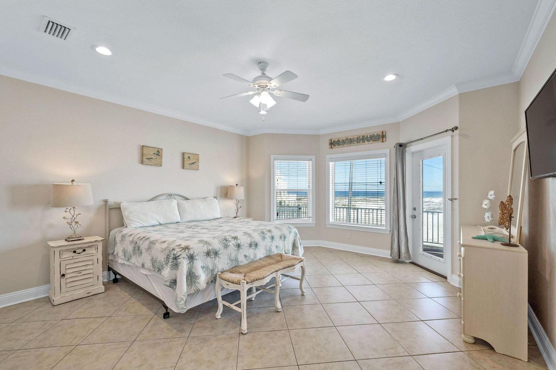 Ariola 1311  The Dolphin House 11