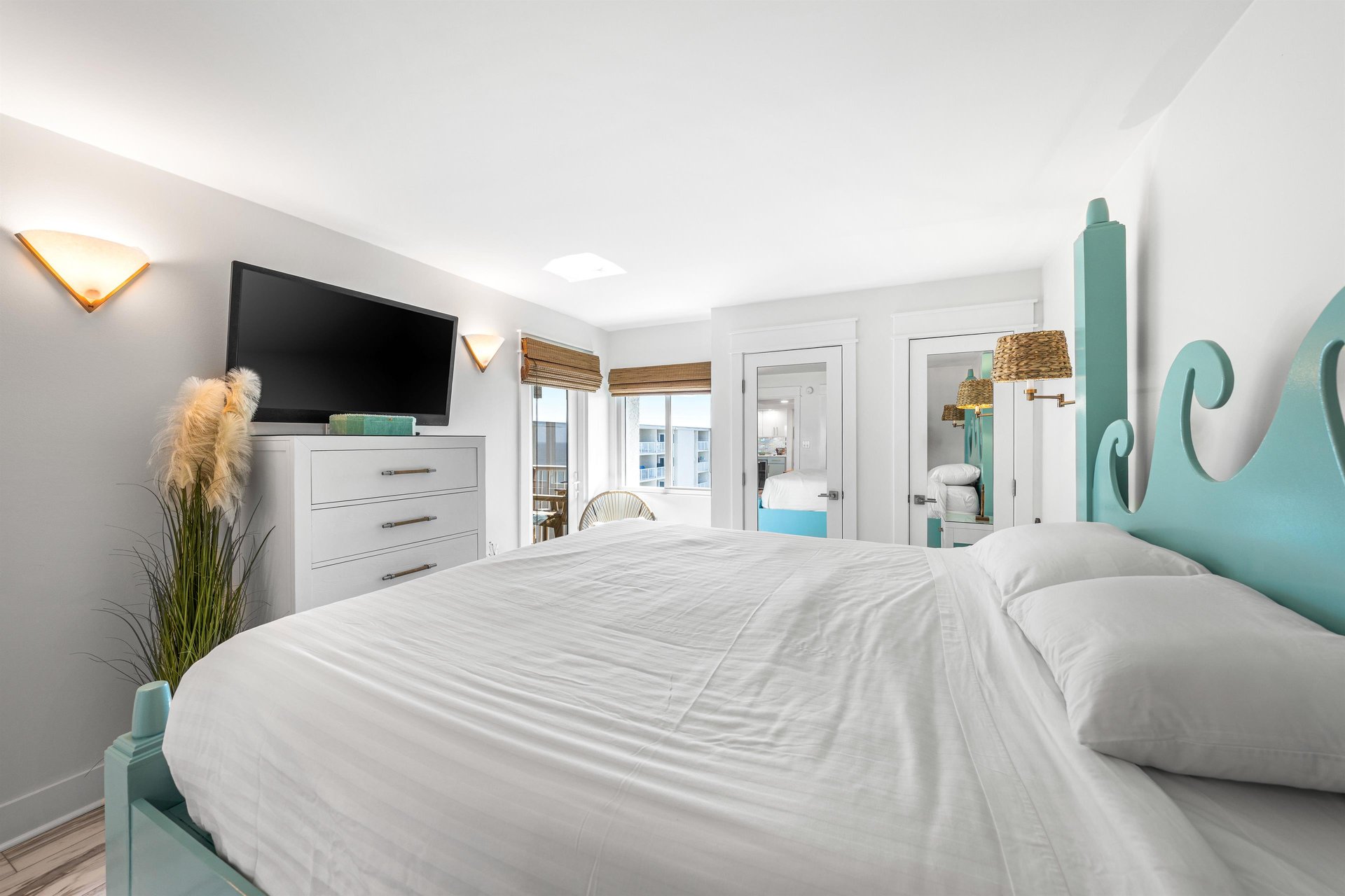 HSRC Master Bedroom With King Size Bed  45 TV