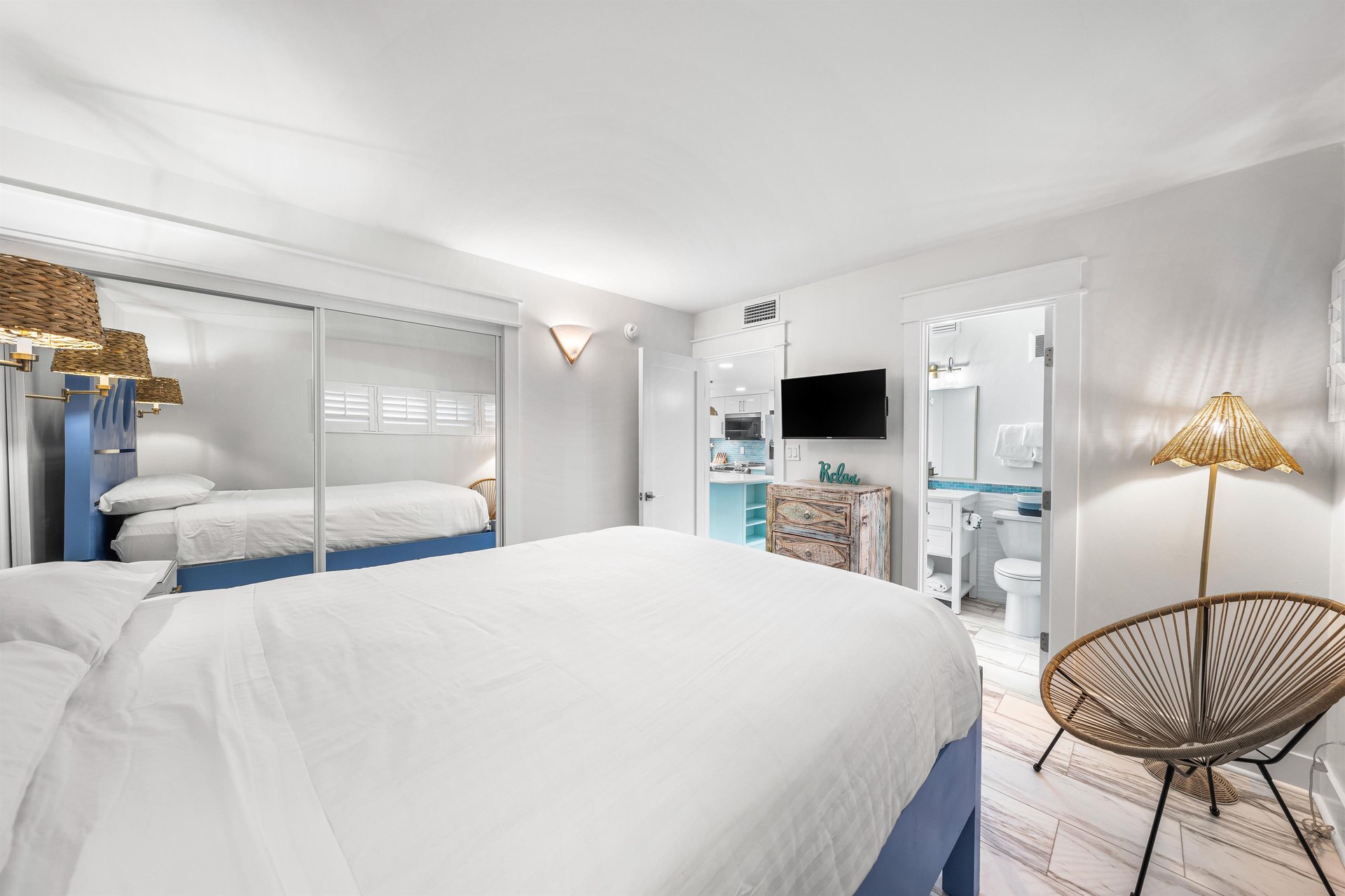 HSRC Guest Bedroom With 33 TV  EnSuite Bathroom