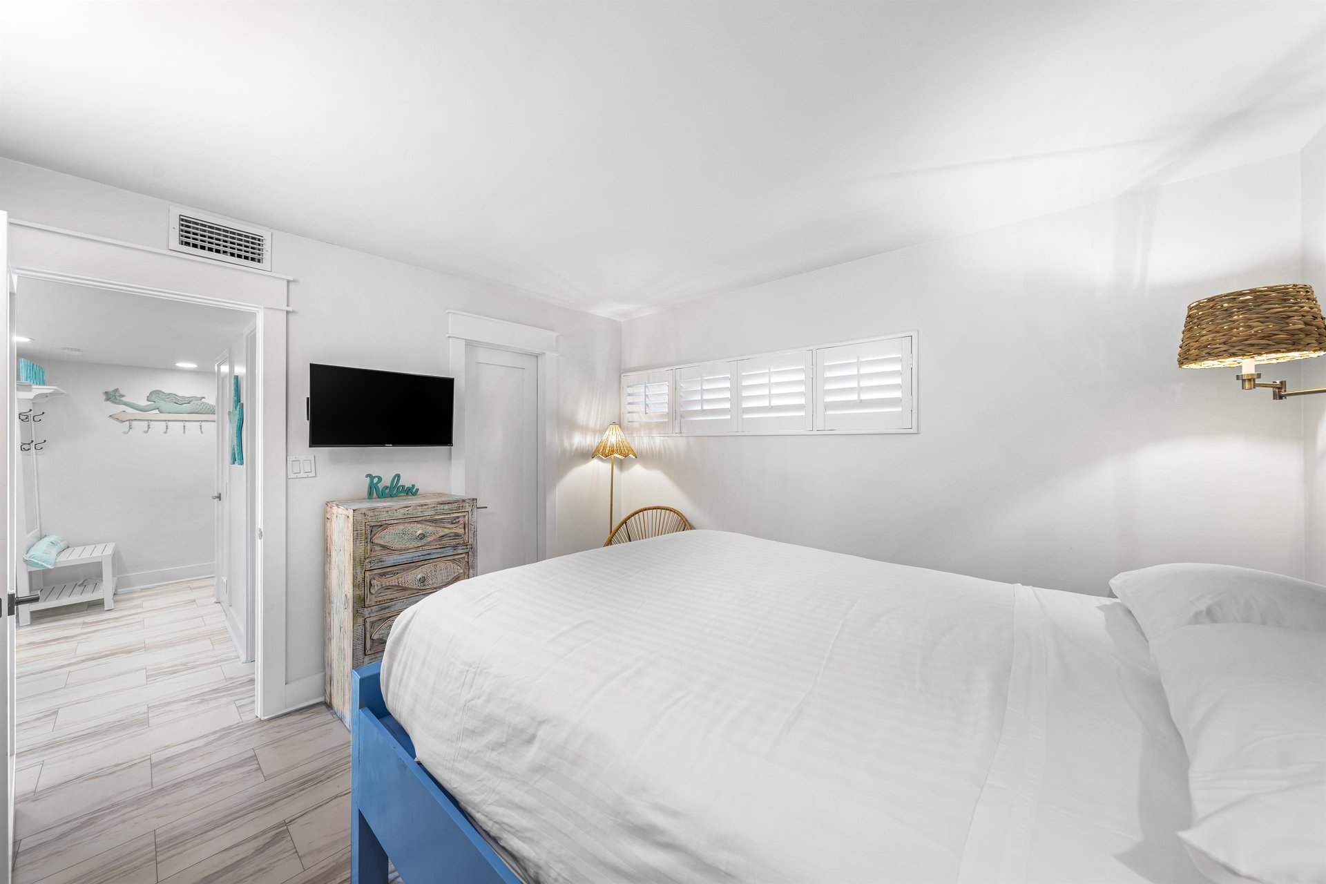 HSRC Guest Bedroom With 33 TV  EnSuite Bathroom