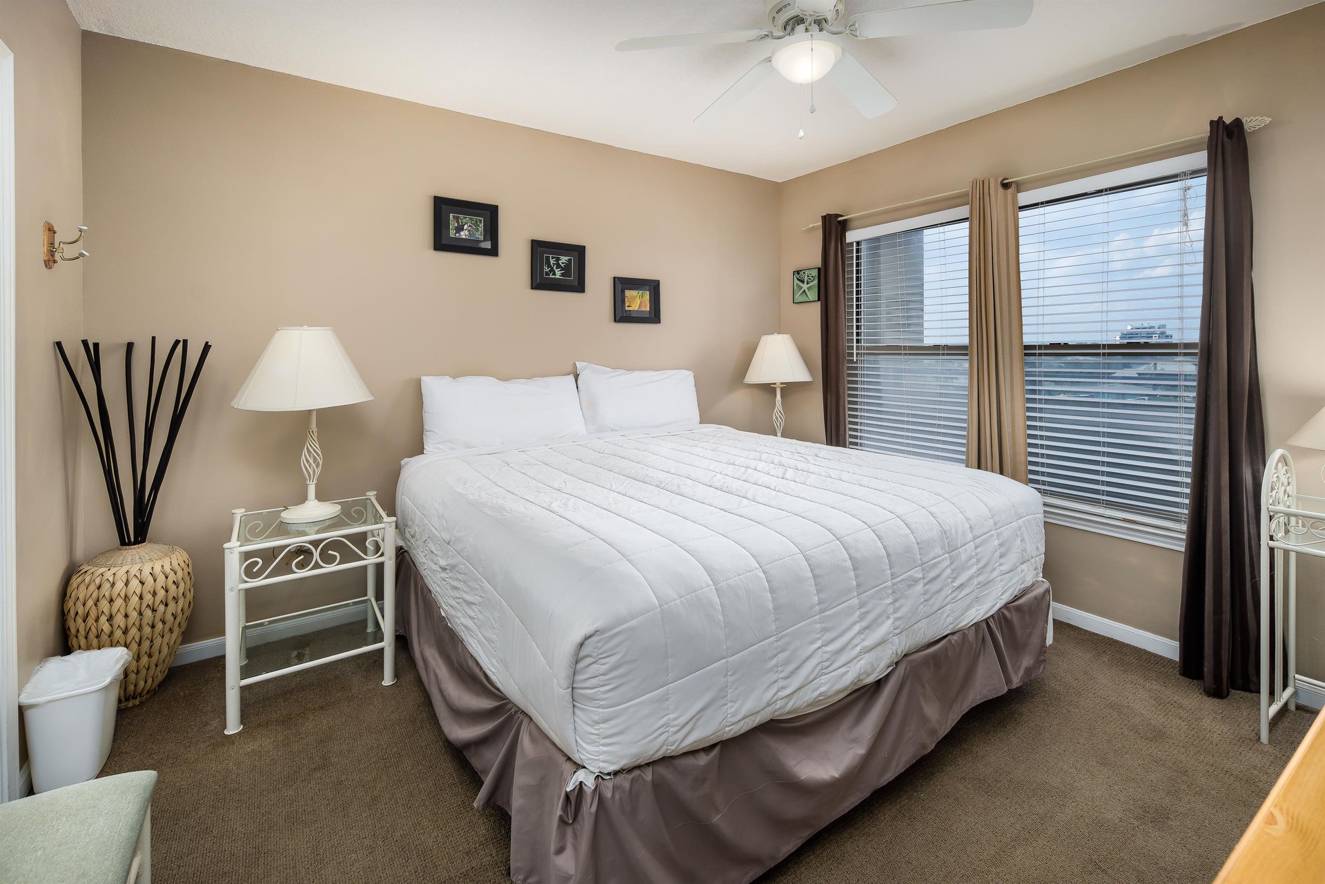 King bed, flat screen TV, mirrored closet doors, very nice