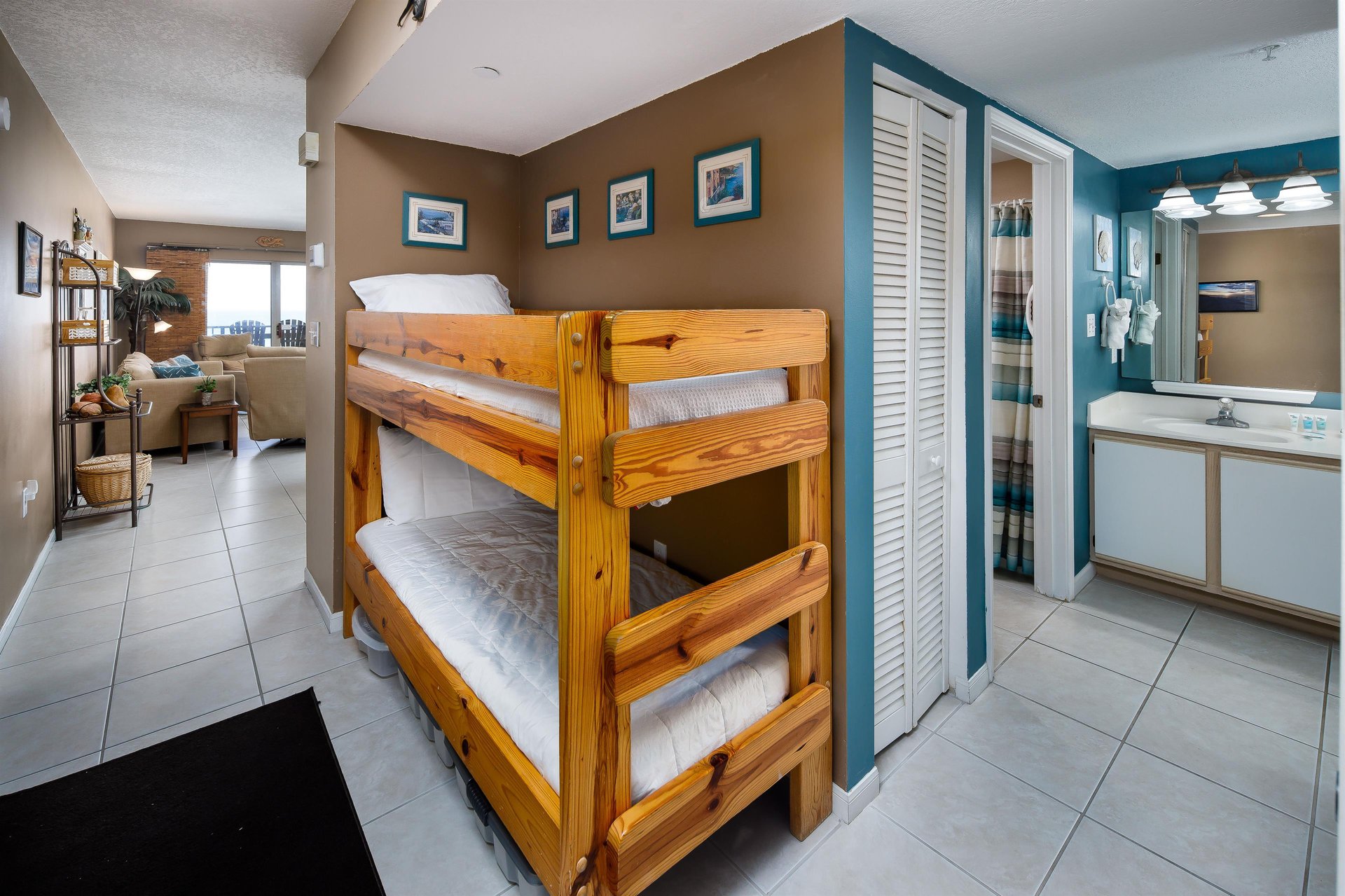 An additional set of bunk beds in the hall tip the total number of guests to 6. Everyone has hisher own space to sleep comfortably.