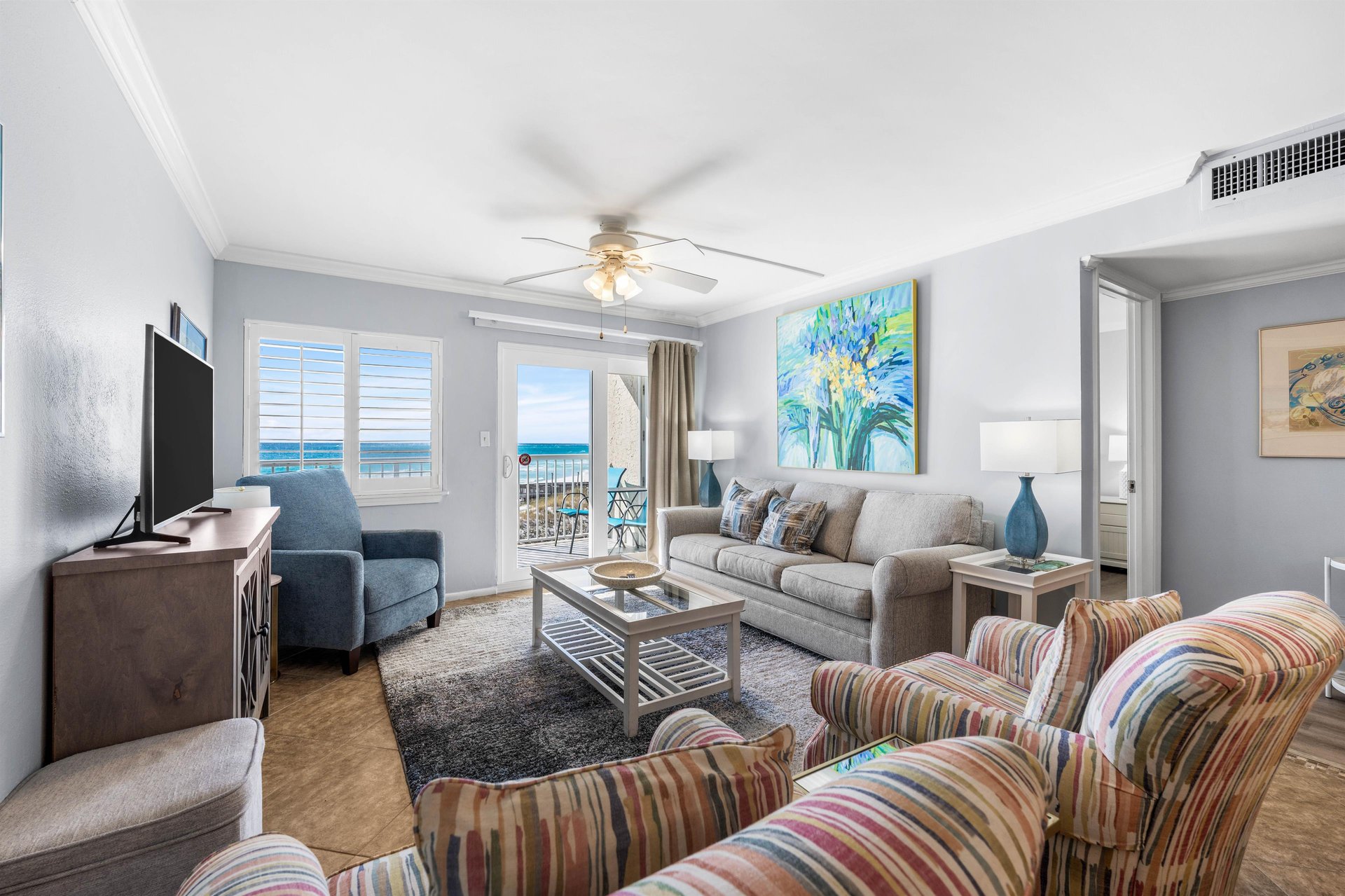 HSRC Living Room With Sofa Sleeper