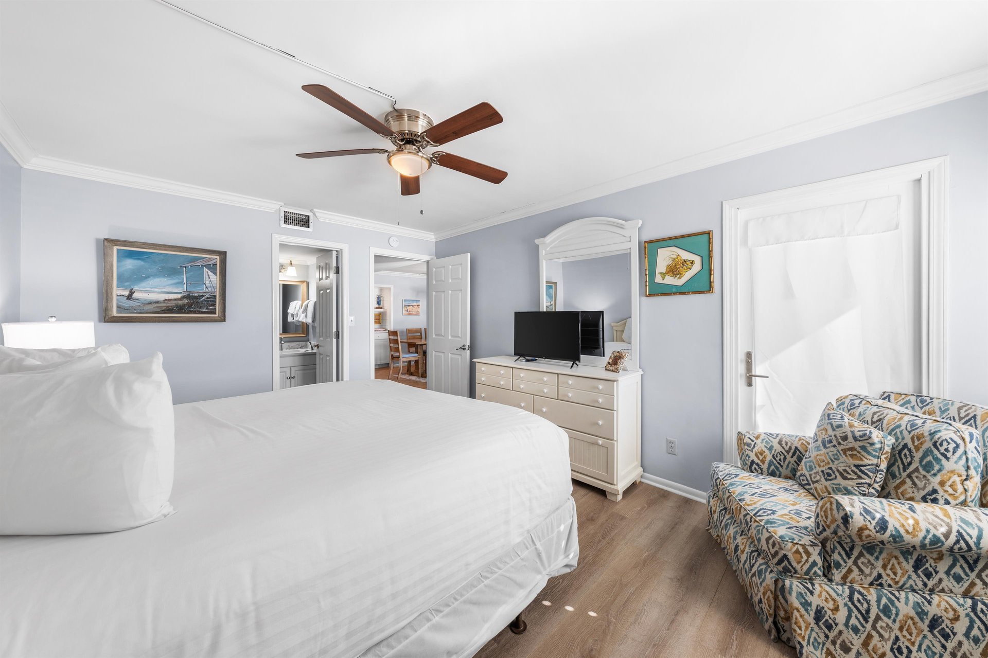 HSRC Master Bedroom With 32 TV  EnSuite Bathroom