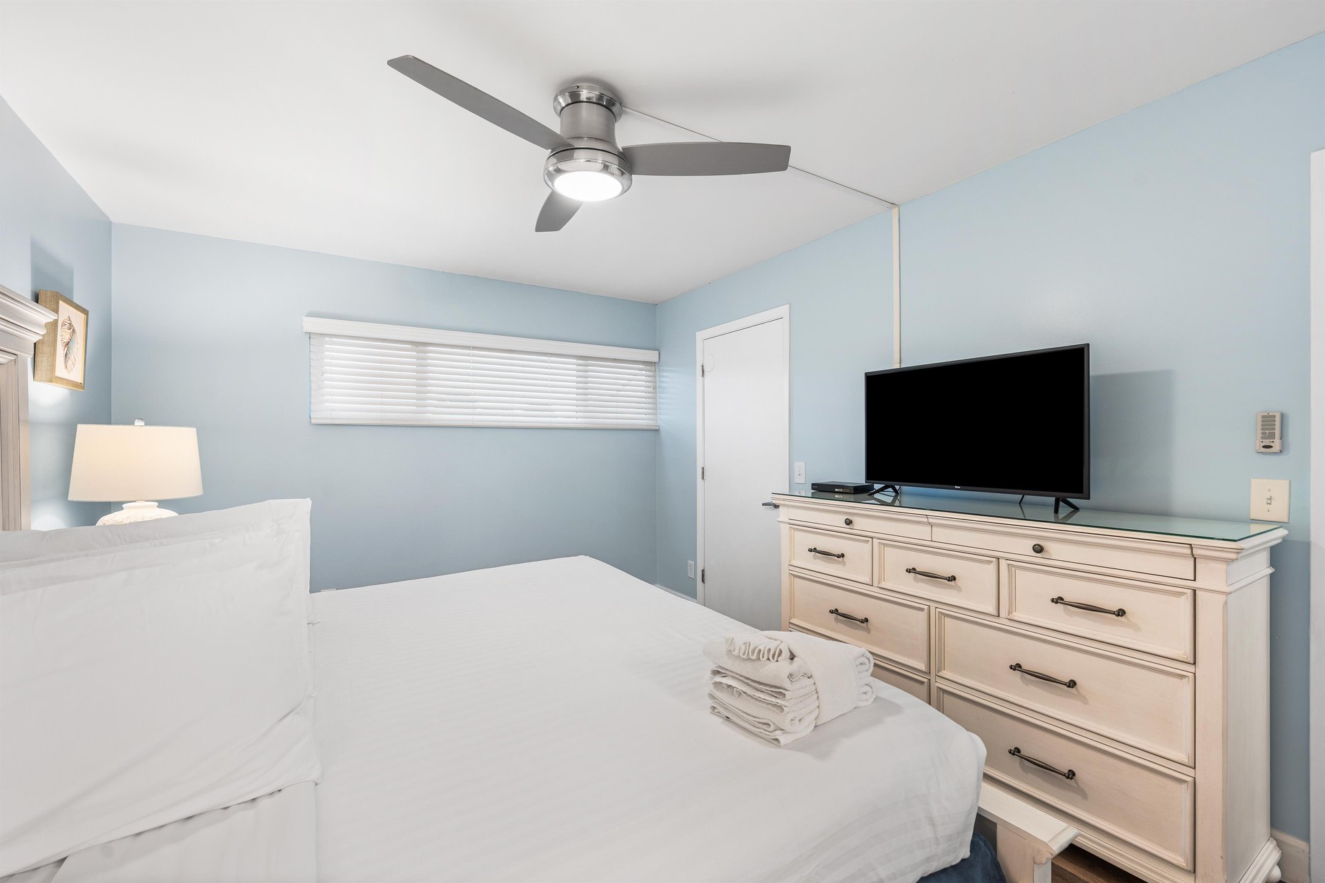 HSRC Bedroom with King Bed  39 TV