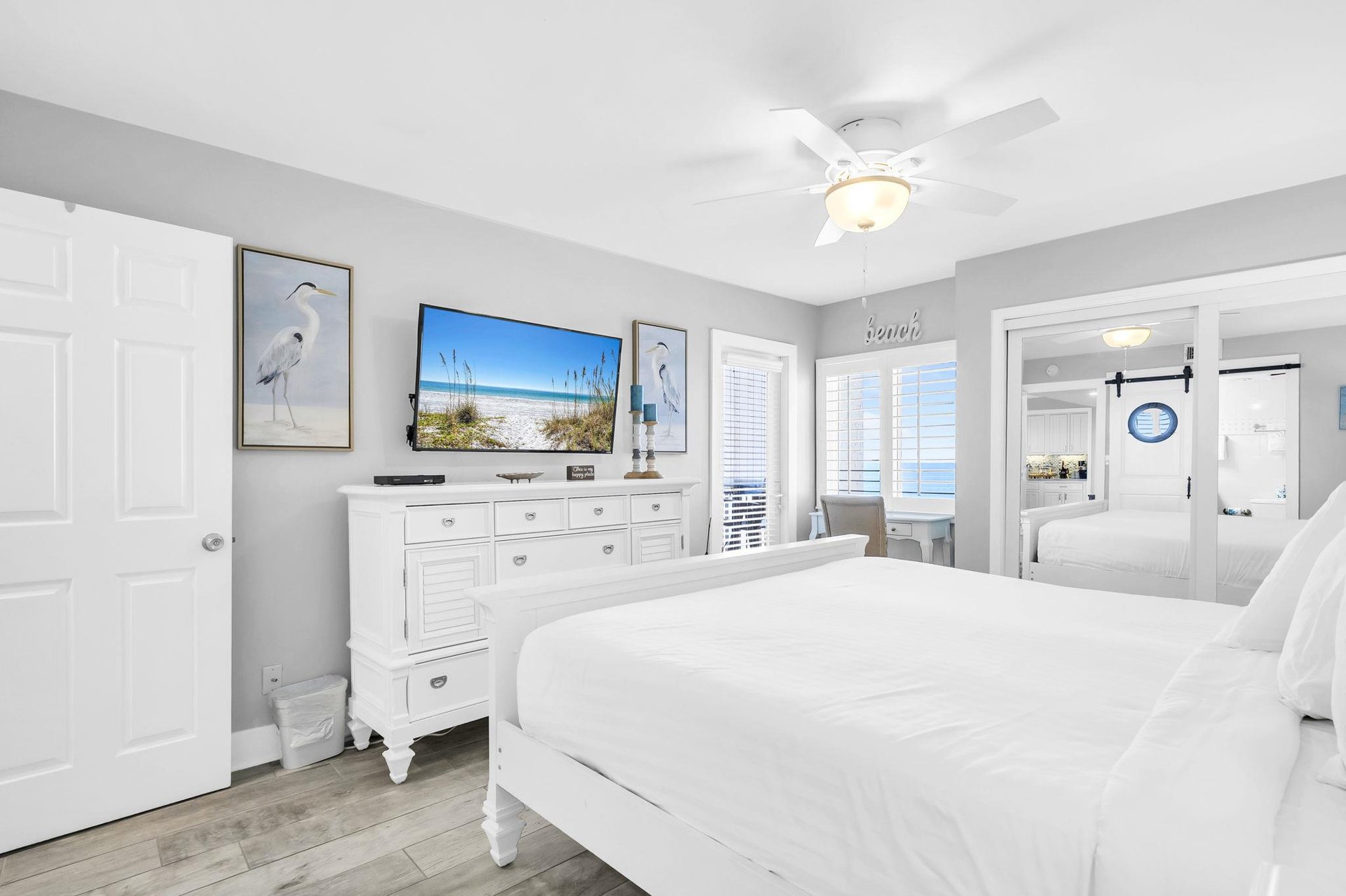 HSRC Master Bedroom With King Size Bed  52 TV