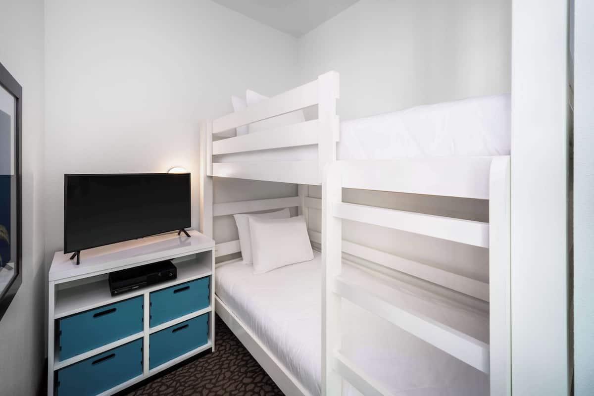 Bunk room at Best Western Premier The Tides in Orange Beach, Alabama