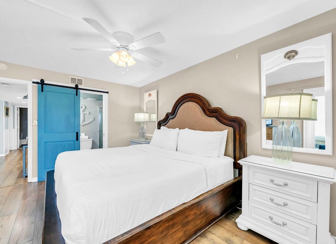 HSRC Master Bedroom With King Size Bed  EnSuite Bathroom