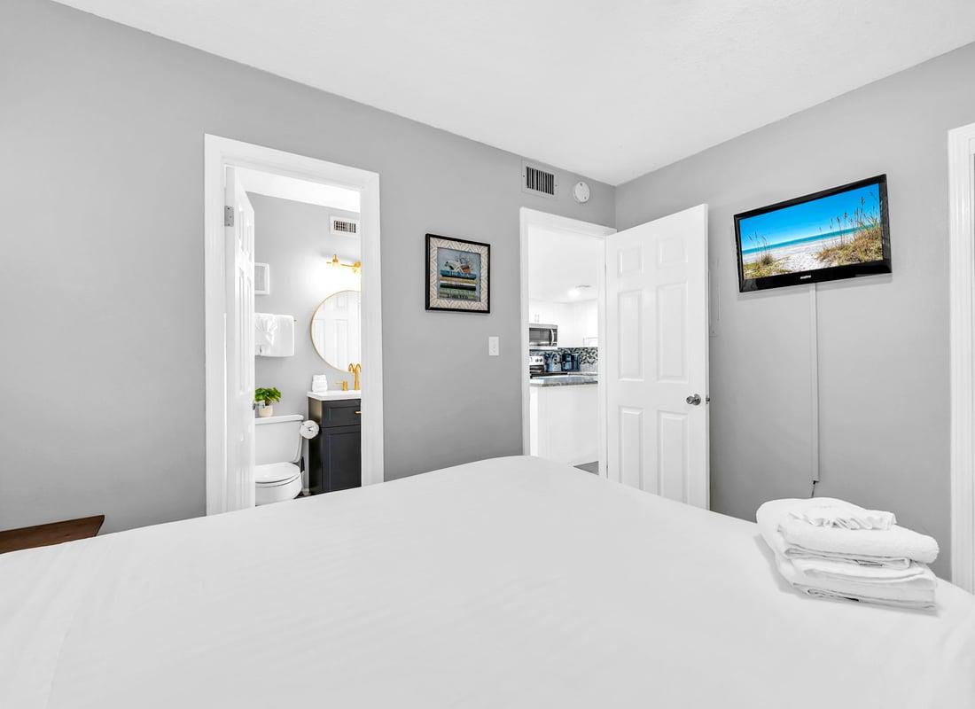 HSRC Guest Bedroom with EnSuite Bathroom  26 TV